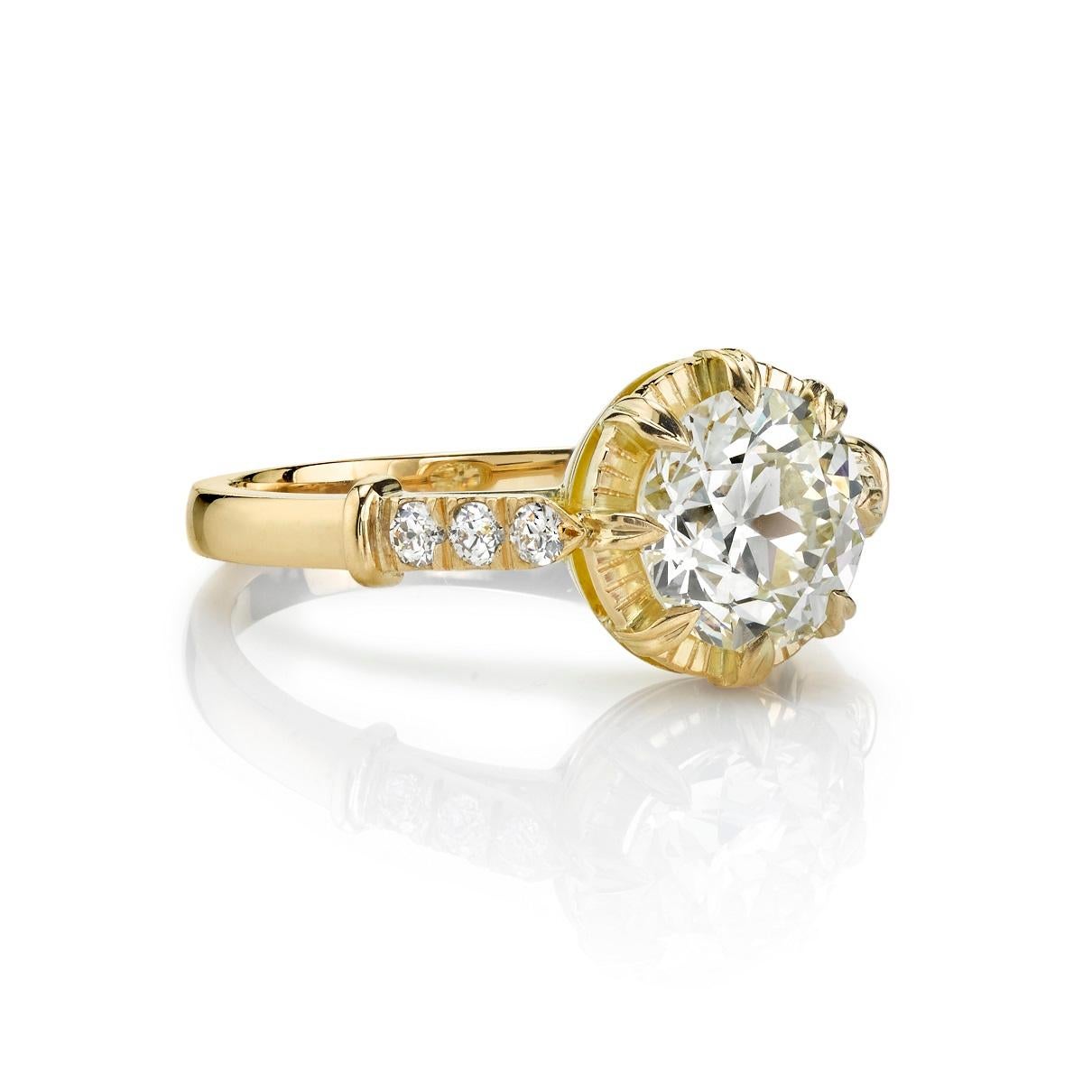 1,58 K/VS2 GIA-zertifizierter Diamant im alten europäischen Schliff mit 0,10ctw Diamanten im alten europäischen Schliff in einer handgefertigten Fassung aus 18K Gelbgold.