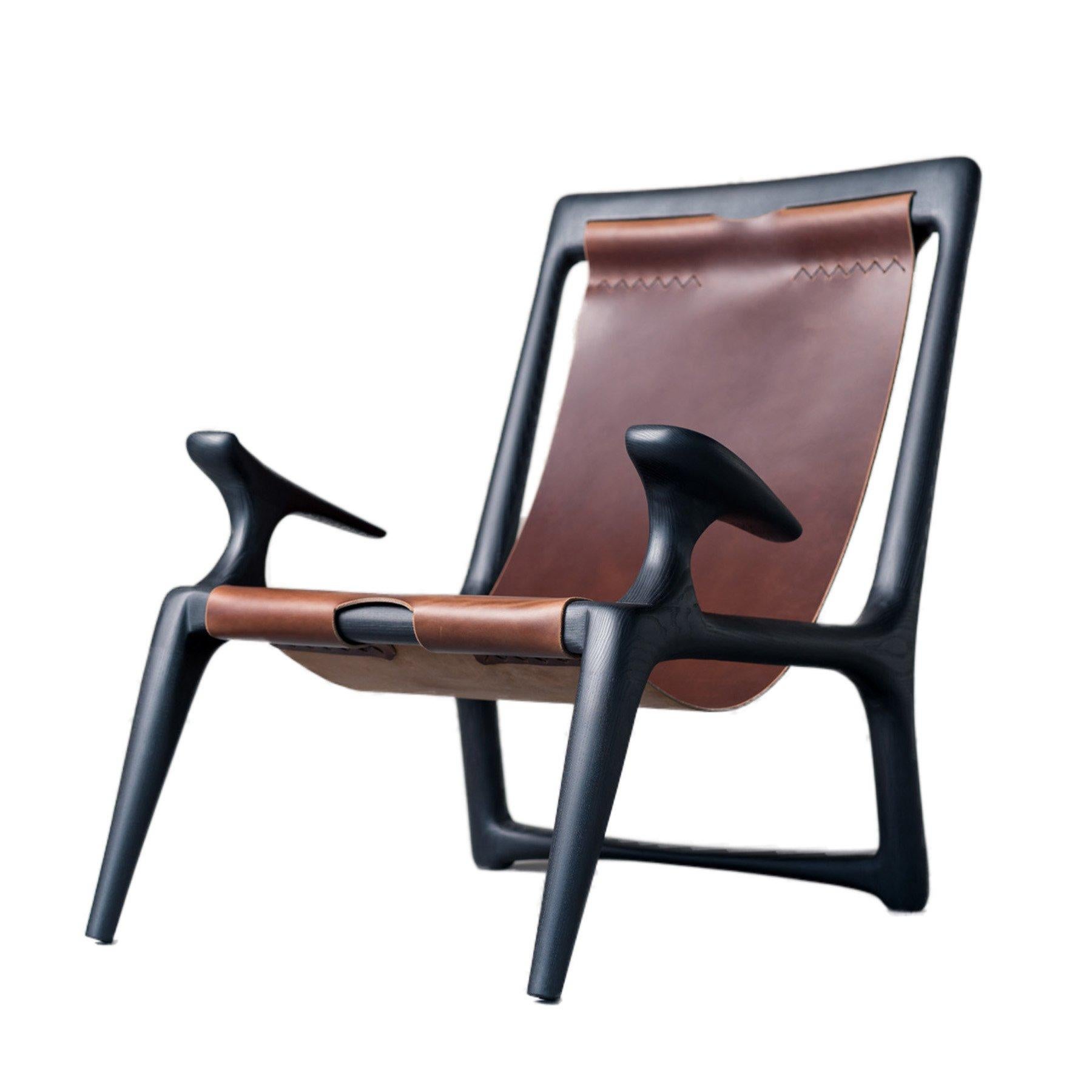 Dieses preisgekrönte Stück ist der erste Stuhlentwurf von Fernweh Woodworking. Der Rahmen ist handgeformt aus hochwertigem, anthrazitfarben gebeiztem amerikanischem Eschenholz. Die schlanken Tischlerarbeiten sind vom dänischen, skandinavischen und