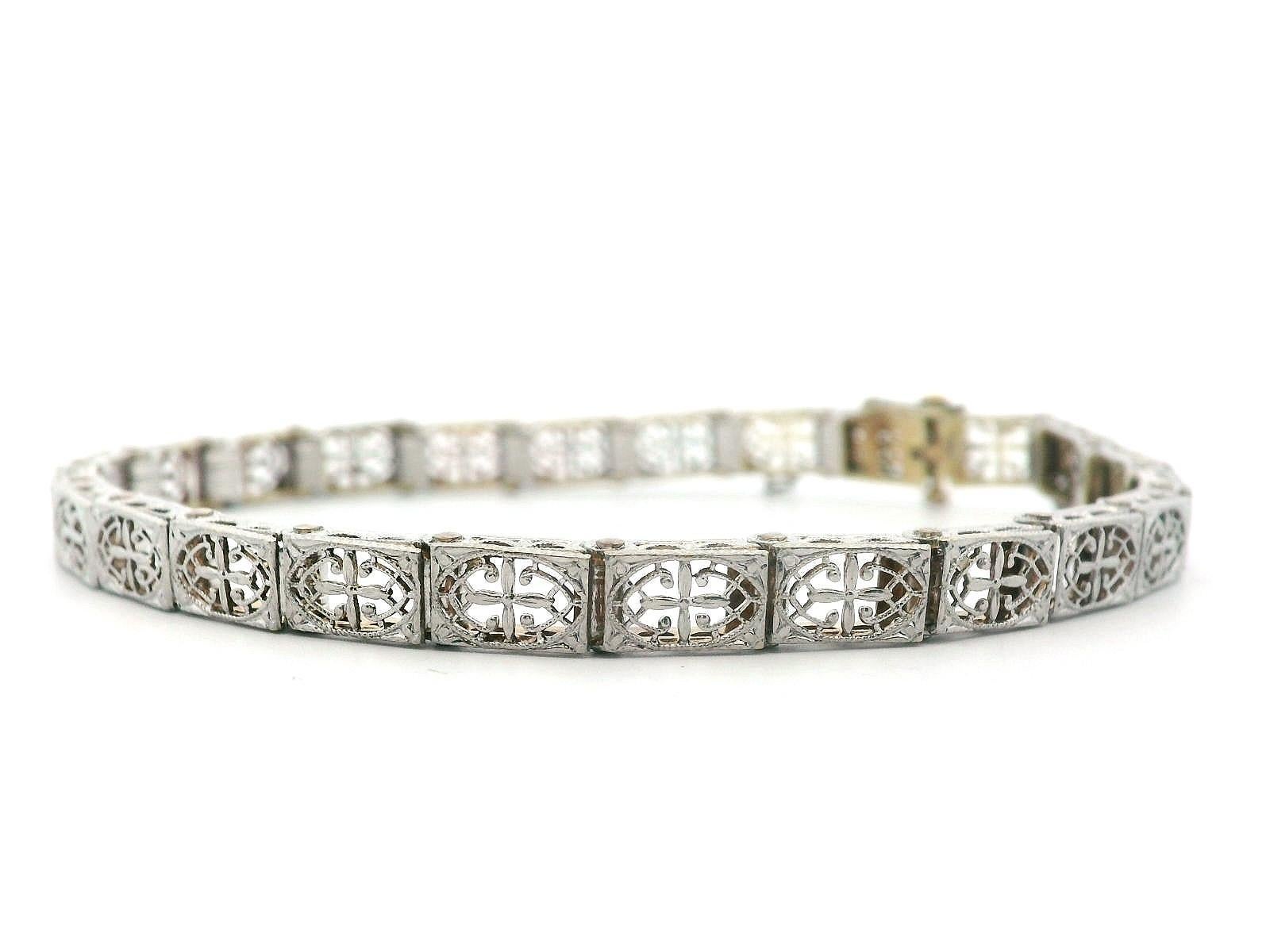 Ce superbe bracelet, datant de la période Art déco, est réalisé en or et recouvert de platine. L'ensemble du bracelet est composé de maillons individuels qui sont tous fabriqués à la main avec un filigrane magnifiquement détaillé. Même les côtés du