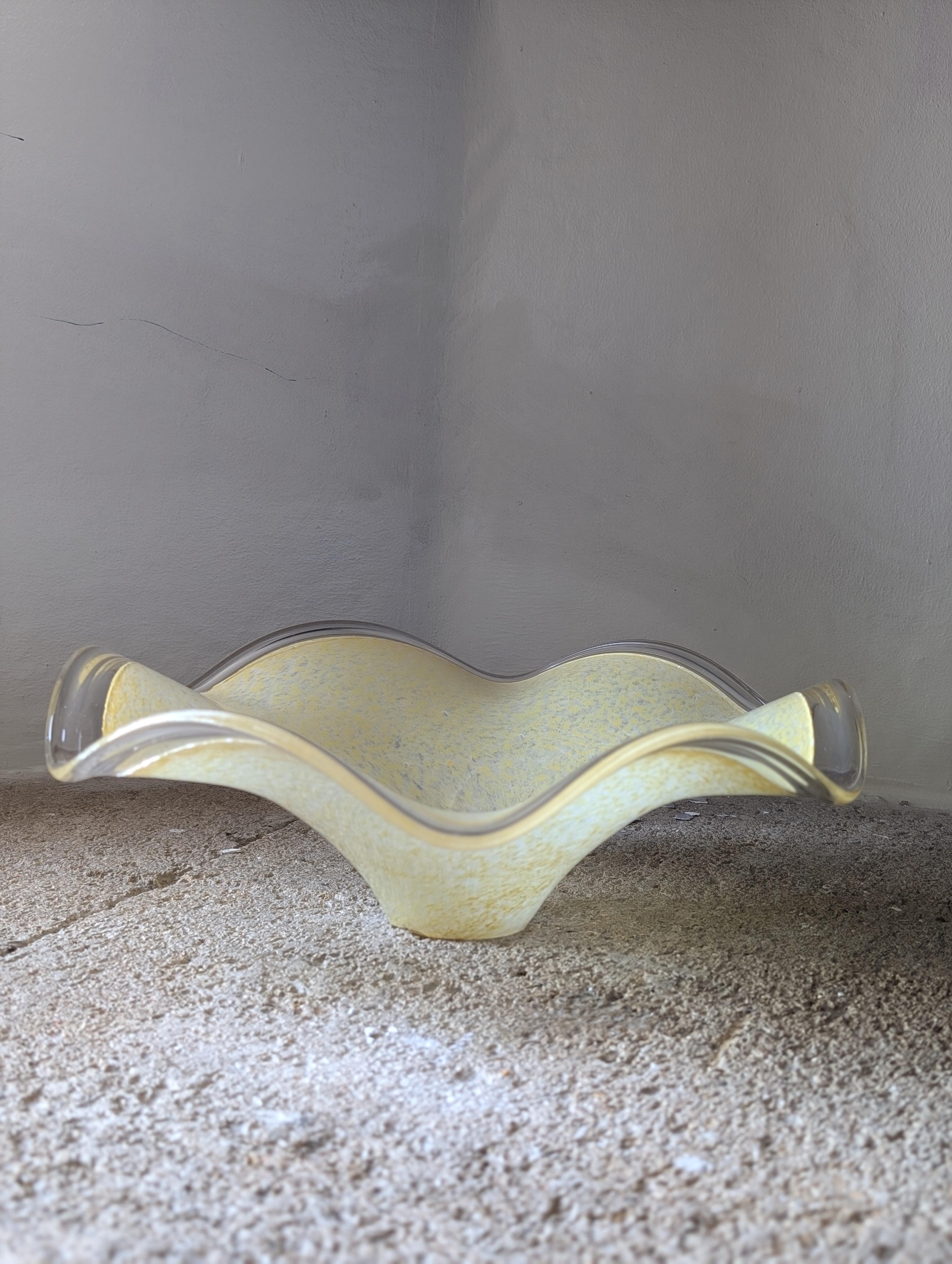presenta uno squisito centrotavola giallo in vetro artistico realizzato a mano, un pezzo sorprendente che combina colori vivaci con un'eccezionale maestria. Questo splendido centrotavola è stato meticolosamente realizzato da abili artigiani e mette
