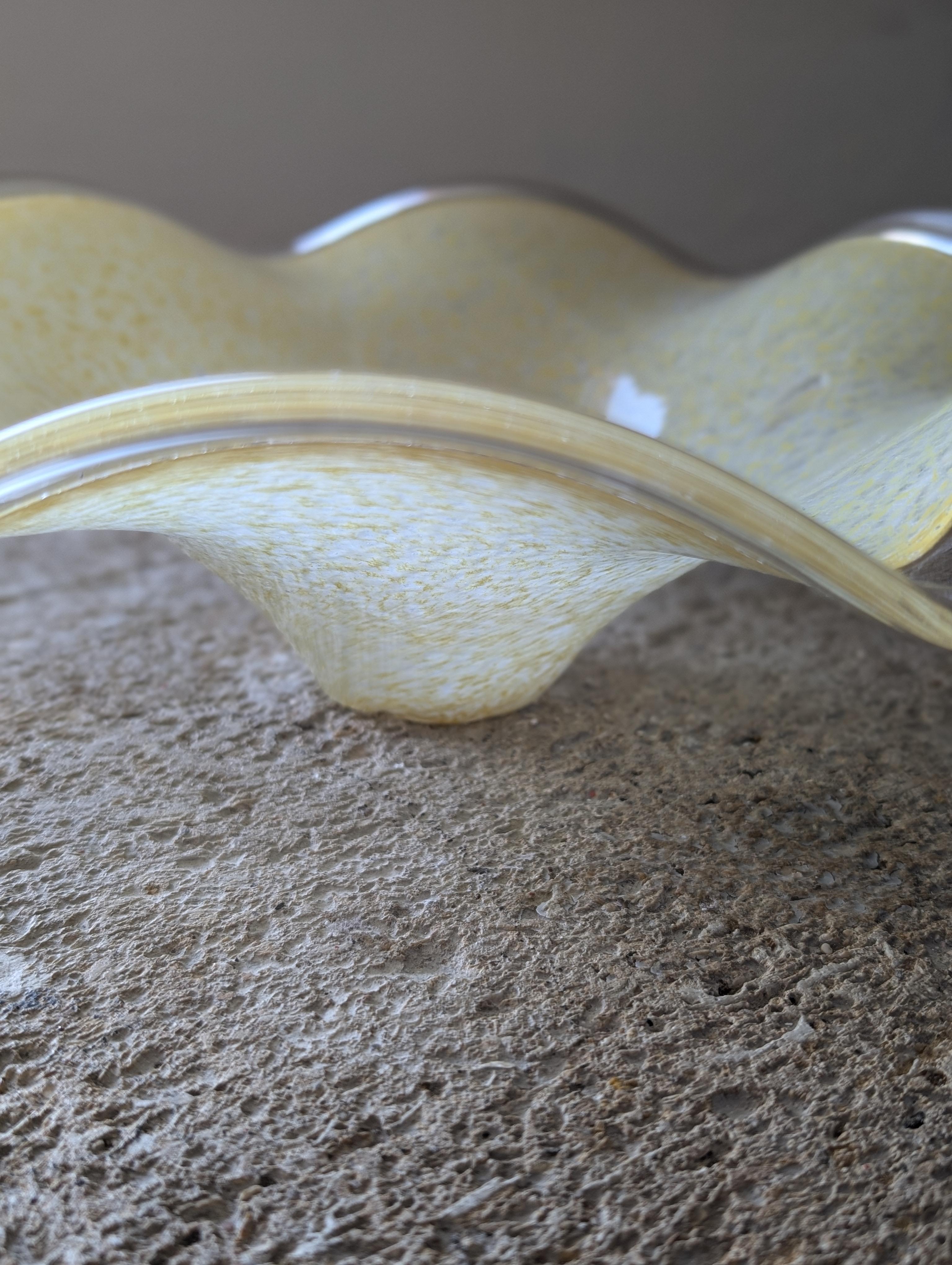 XXI secolo e contemporaneo Centrotavola giallo in vetro artistico fatto a mano in vendita