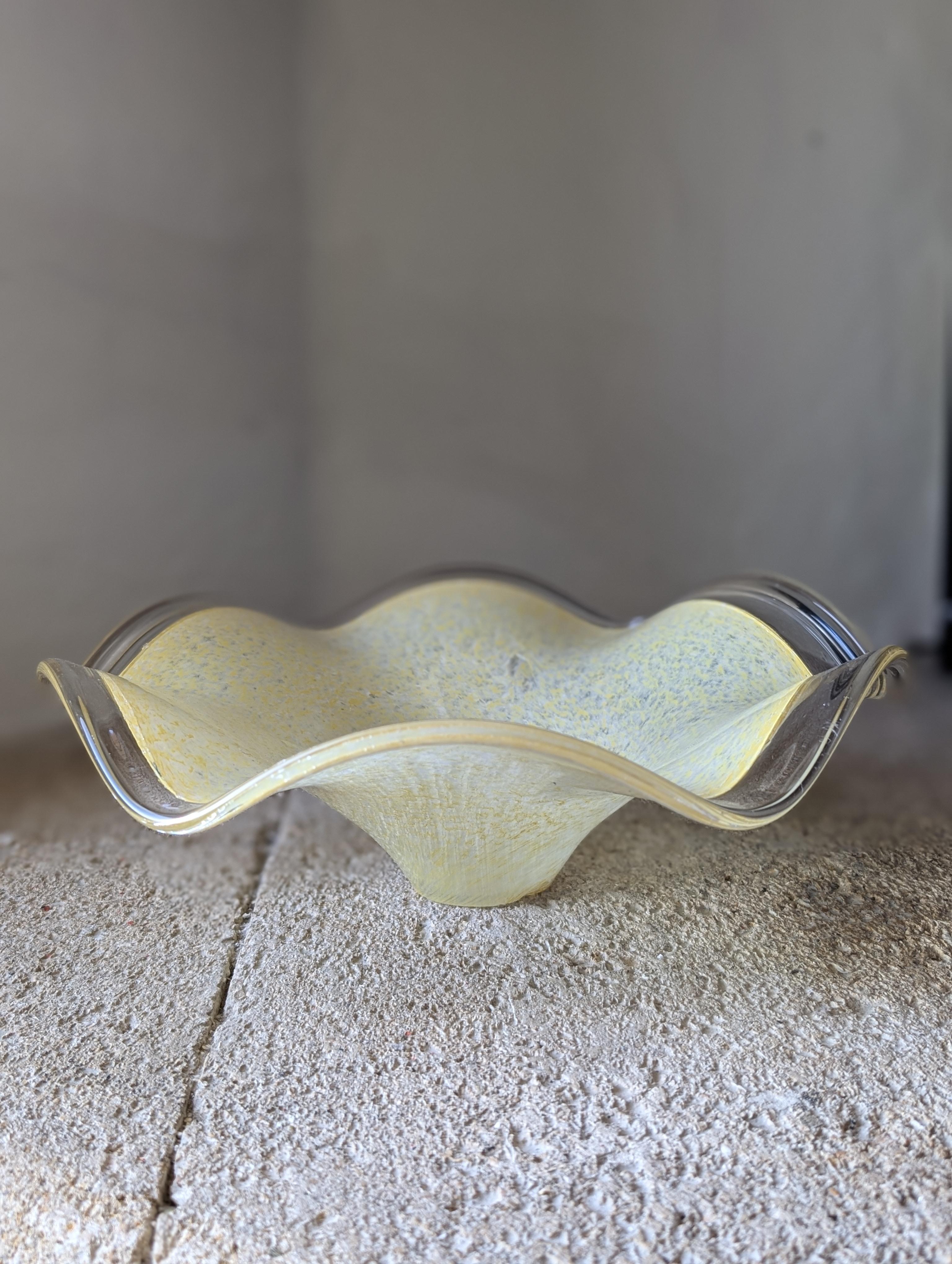 Vetro artistico Centrotavola giallo in vetro artistico fatto a mano in vendita
