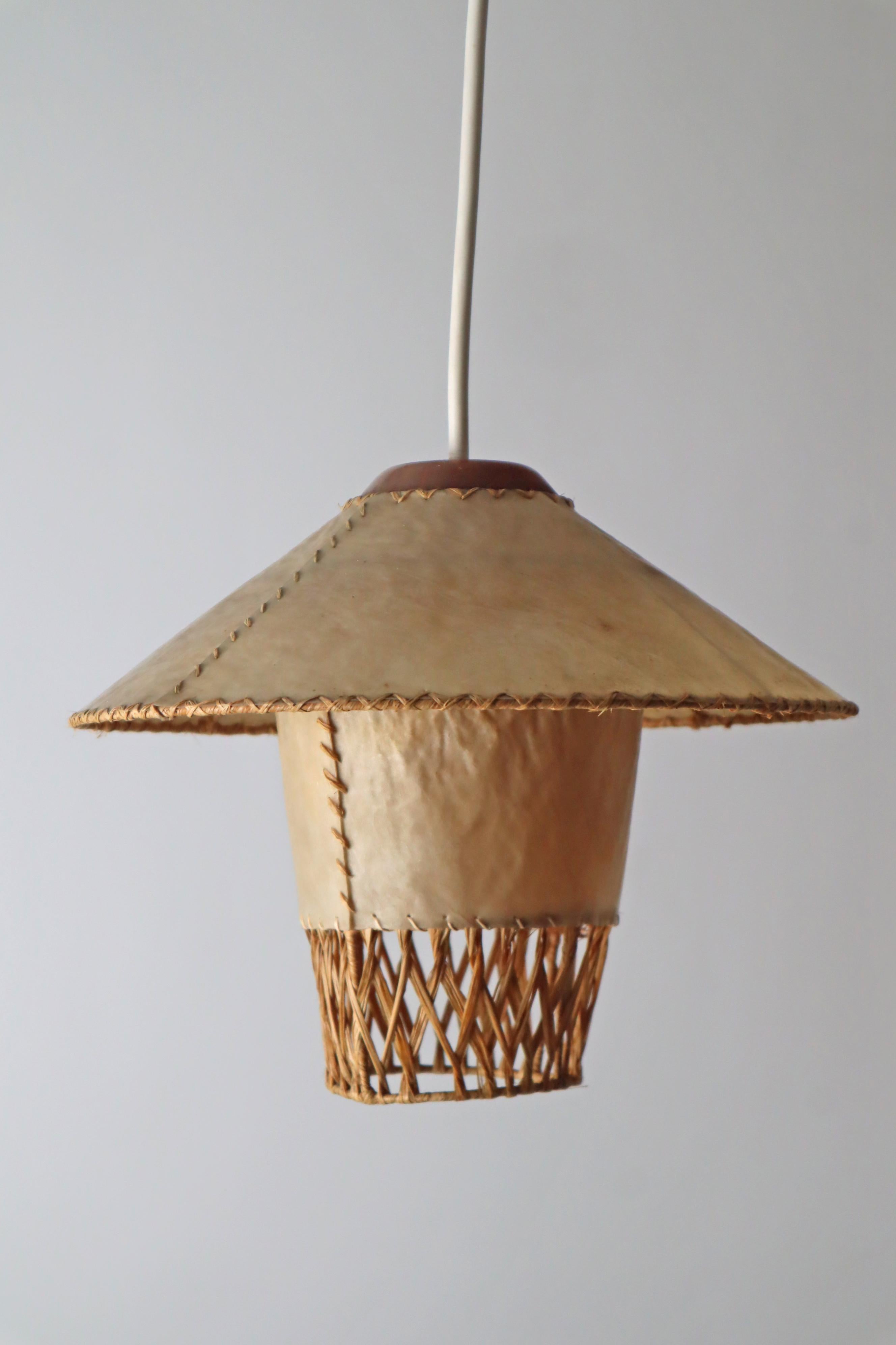 Diese kleine Lampe ist außergewöhnlich, extrem selten und ihre Form ist genau richtig, und trotz ihrer Größe zieht sie die Blicke auf sich. Die Form dieser Lampe zeigt, dass hier jemand mit einem Gespür für das richtige Design am Werk war. Trotz der