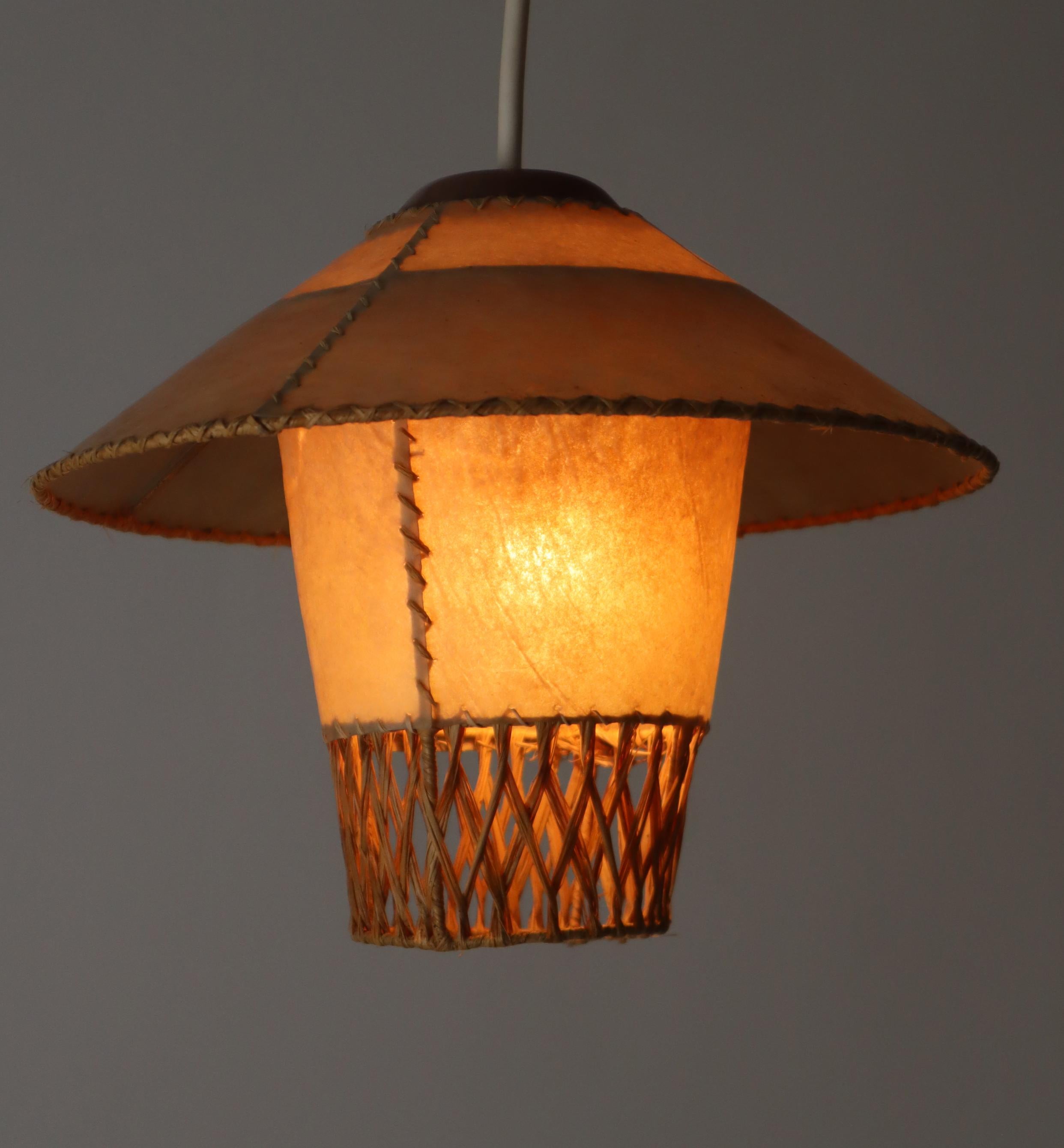 Handcrafted artist 1950s Pergamentpapier Tasche Lampe im Zustand „Gut“ in Hannover, DE