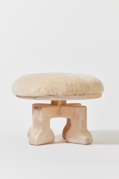 Handgefertigter Hocker aus Eschenholz mit Sitzfläche aus Lammfell, „The Muffin Man“ (Chalk), USA