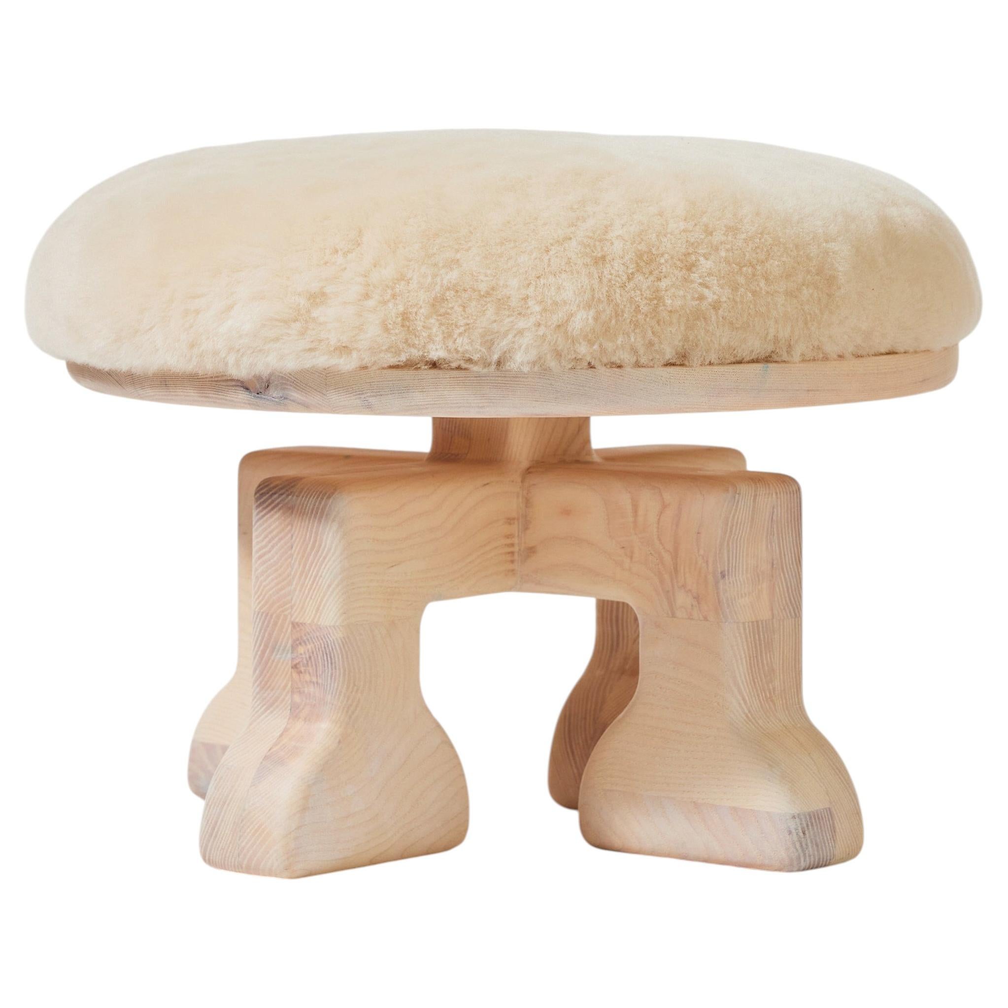 Taburete de madera de fresno hecho a mano con asiento de piel de oveja (color masilla), «The Muffin Man» (color tiza) en venta