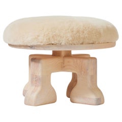 Handgefertigter Hocker aus Eschenholz mit Sitzfläche aus Lammfell, „The Muffin Man“ (Chalk), USA