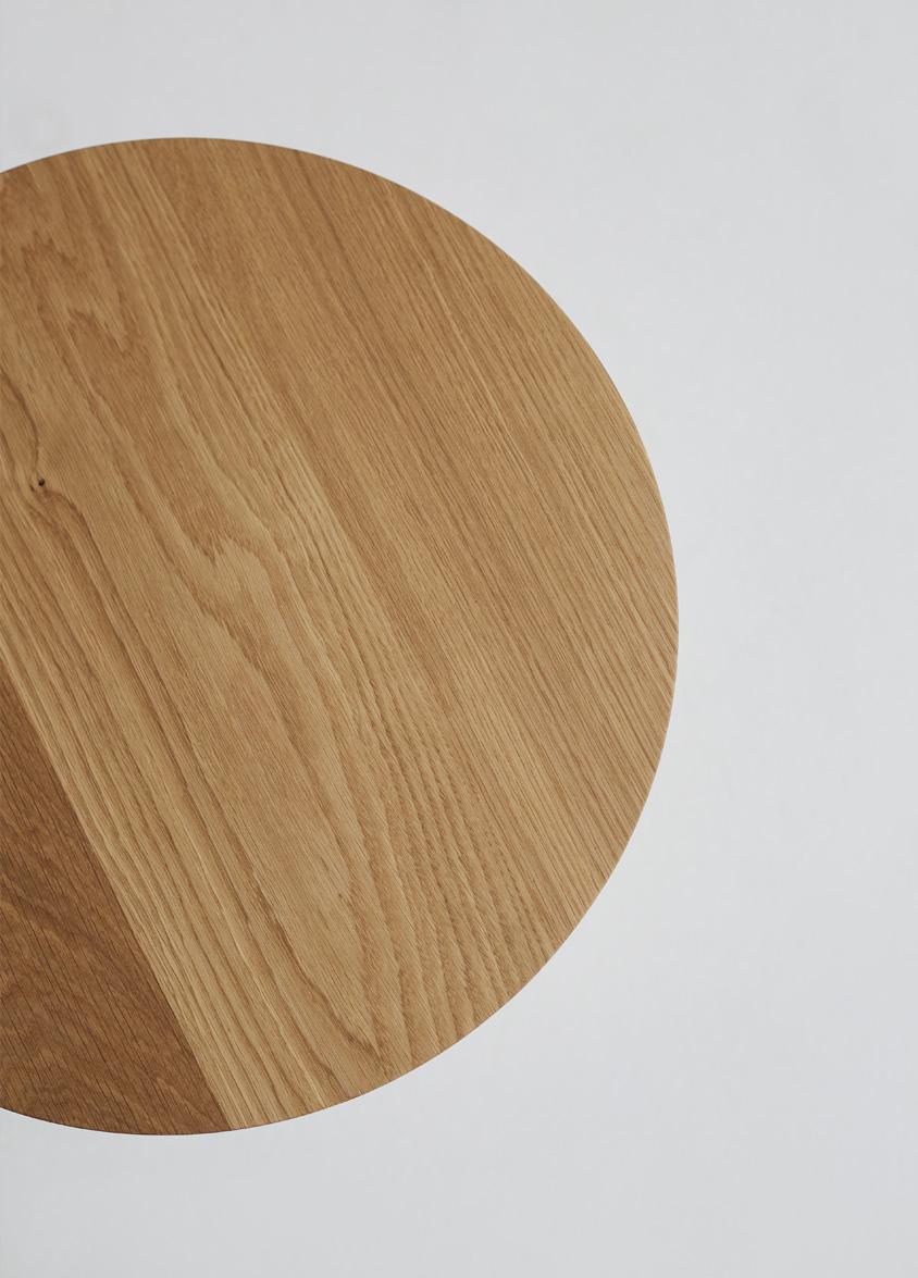 Als perfekter, runder Akzent für (fast) jeden Raum ist unser Axel Beistelltisch in Massivholz oder mit Marmorplatte erhältlich. In einer Vielzahl von Holz- und Steinausführungen wird dieses Stück auf Lager gehalten und ist immer versandbereit.