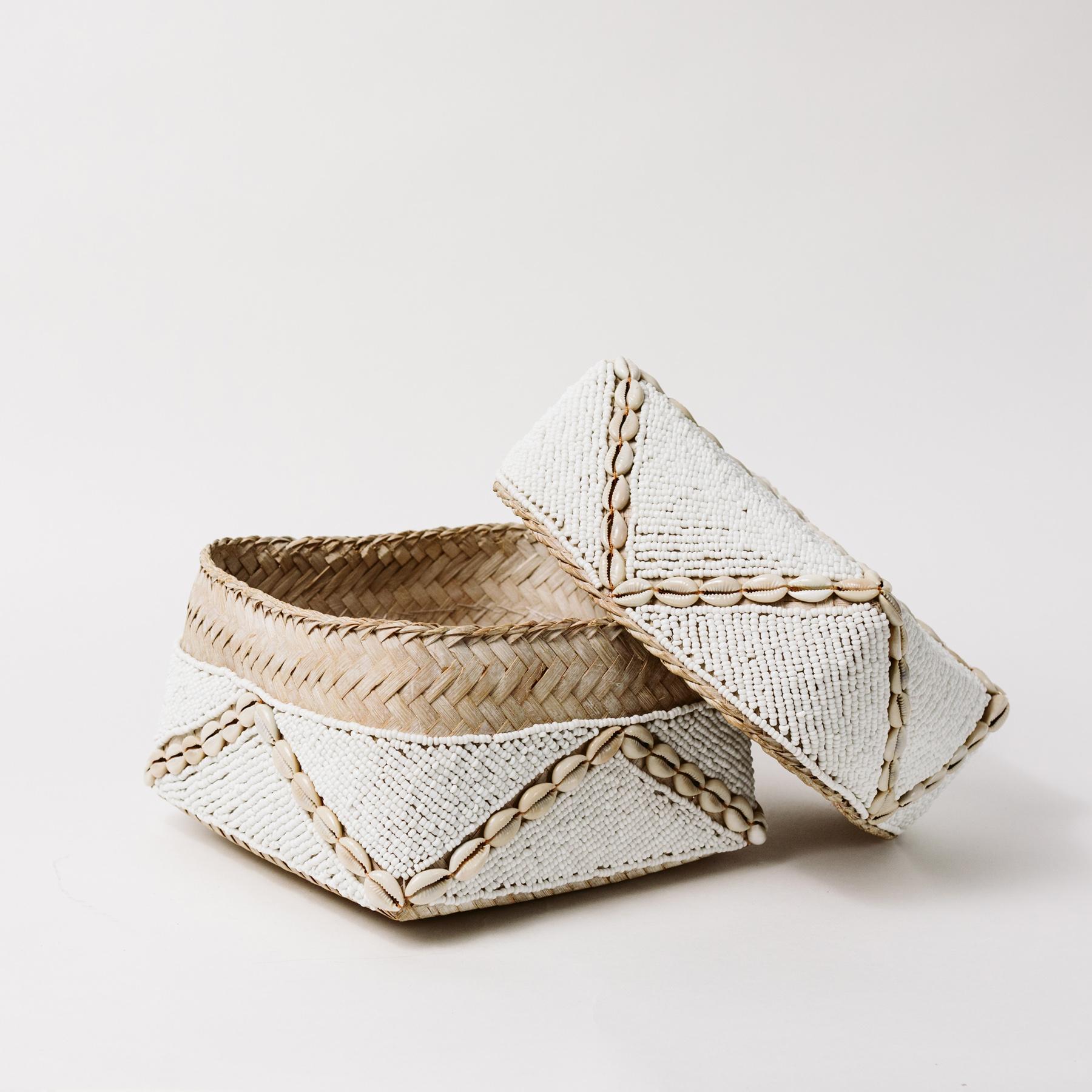 Introducing a stunning handcrafted beaded box with shells, a perfect addition to any coastal interior decor. This exquisite box is meticulously adorned with intricate beadwork and natural seashells, creating a beautiful mosaic that captures the