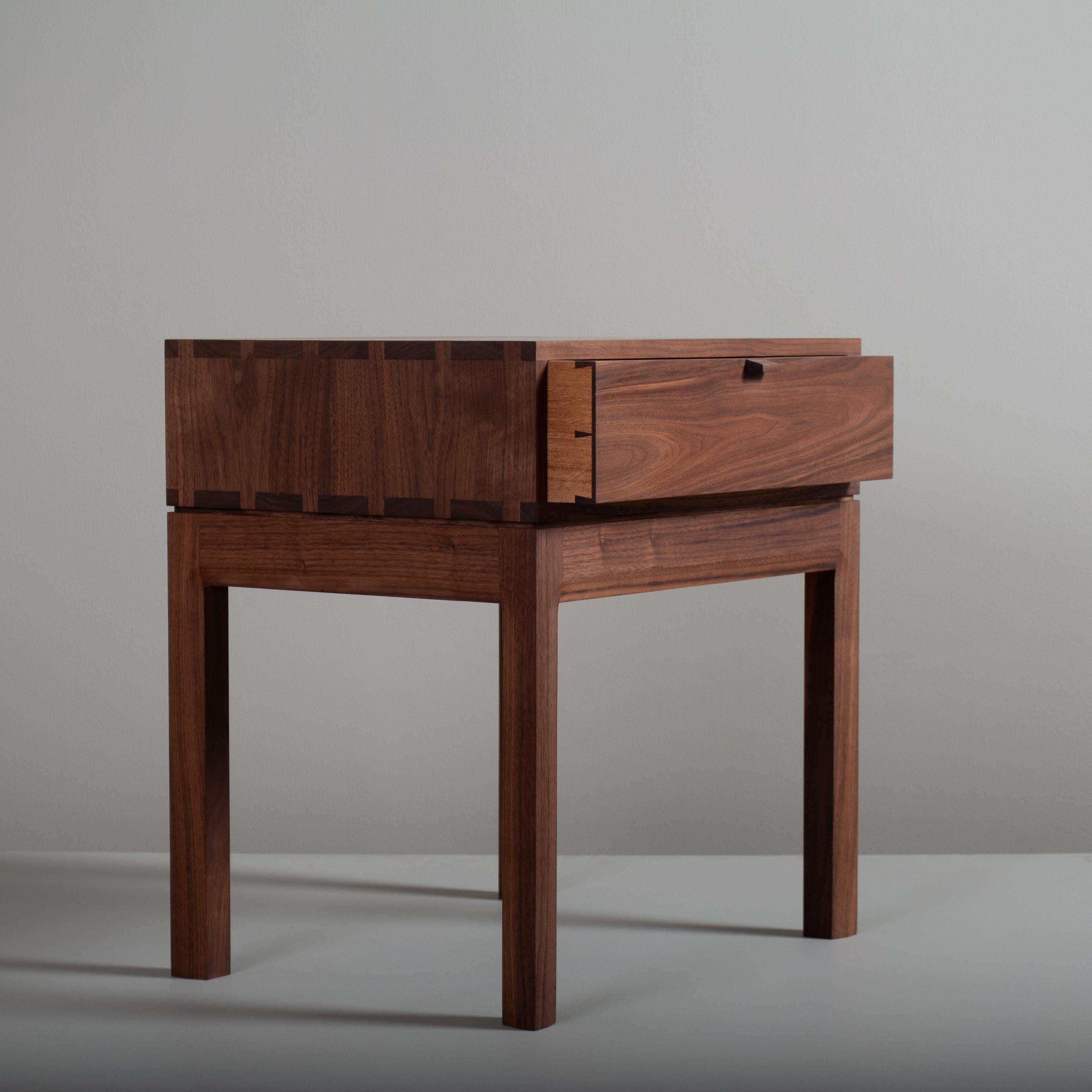 Moderne Table de chevet artisanale, Noyer et Oak Oak en vente