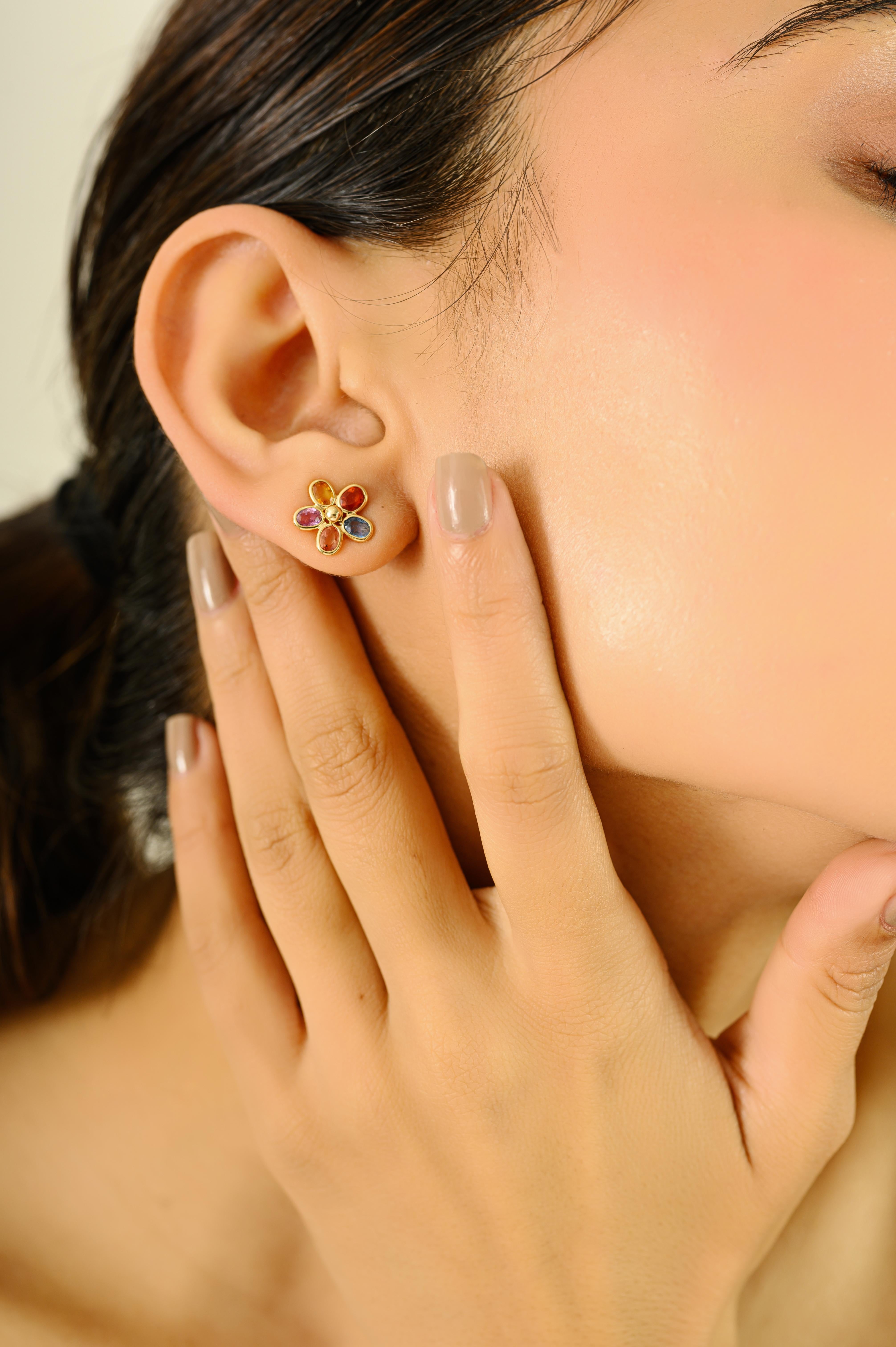Handcrafted Bezel Set Multi Sapphire Flower Stud Earrings in 14k Yellow Gold (Ovalschliff) im Angebot