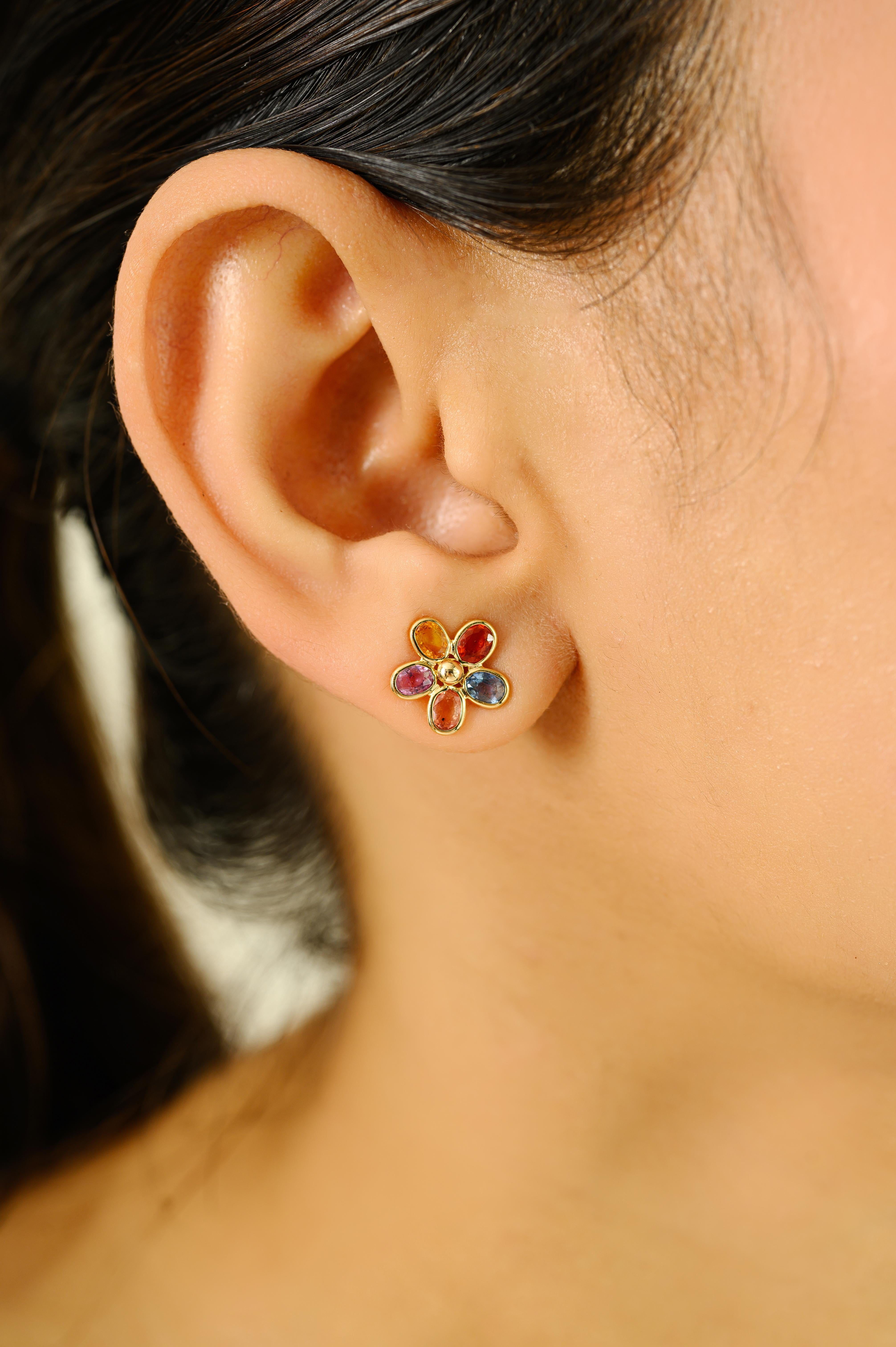 Handcrafted Bezel Set Multi Sapphire Flower Stud Earrings in 14k Yellow Gold Damen im Angebot