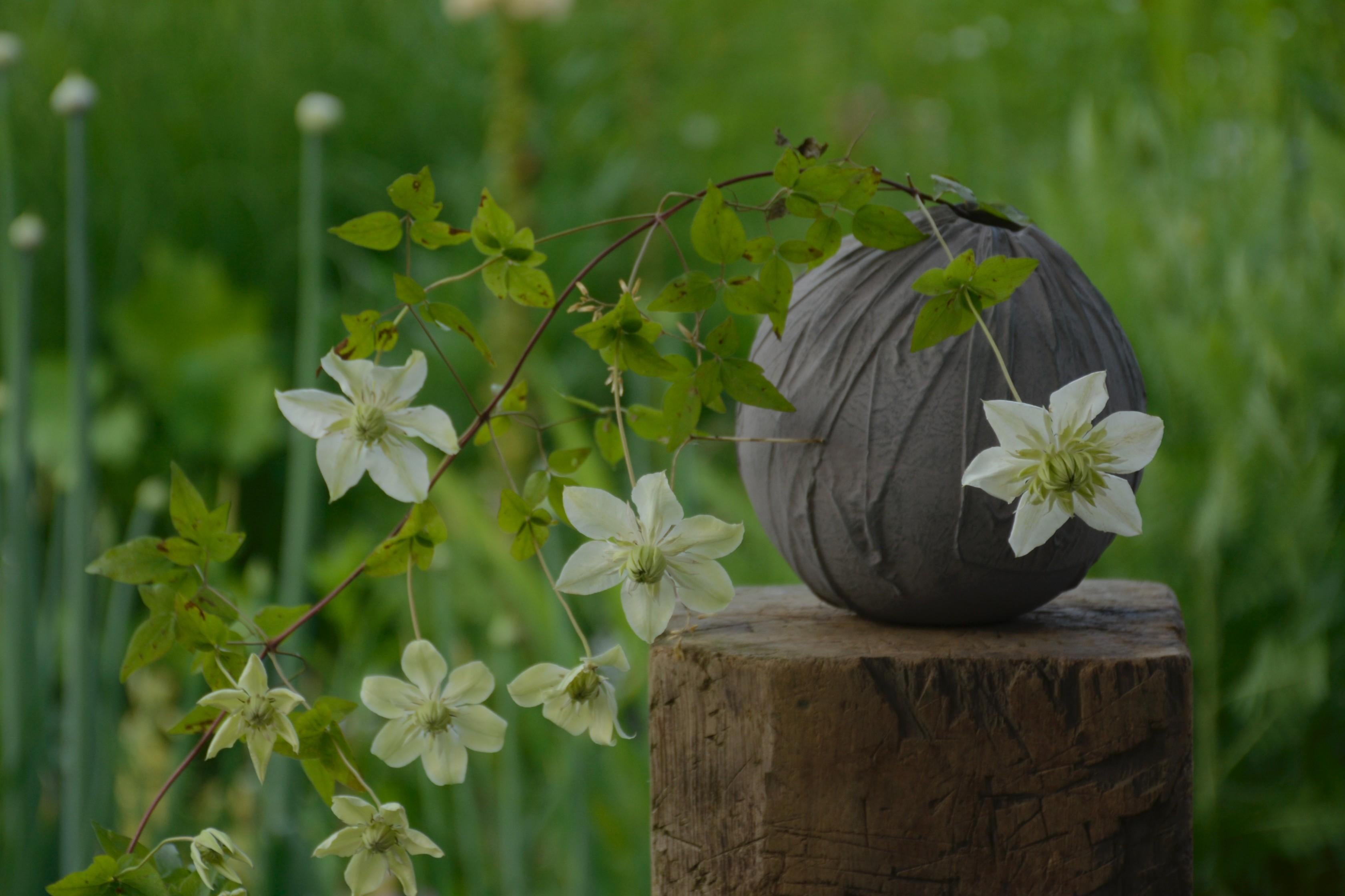 Vase en céramique noire artisanal avec motif de draperie texturé, finition mate Neuf - En vente à 景德镇市, CN
