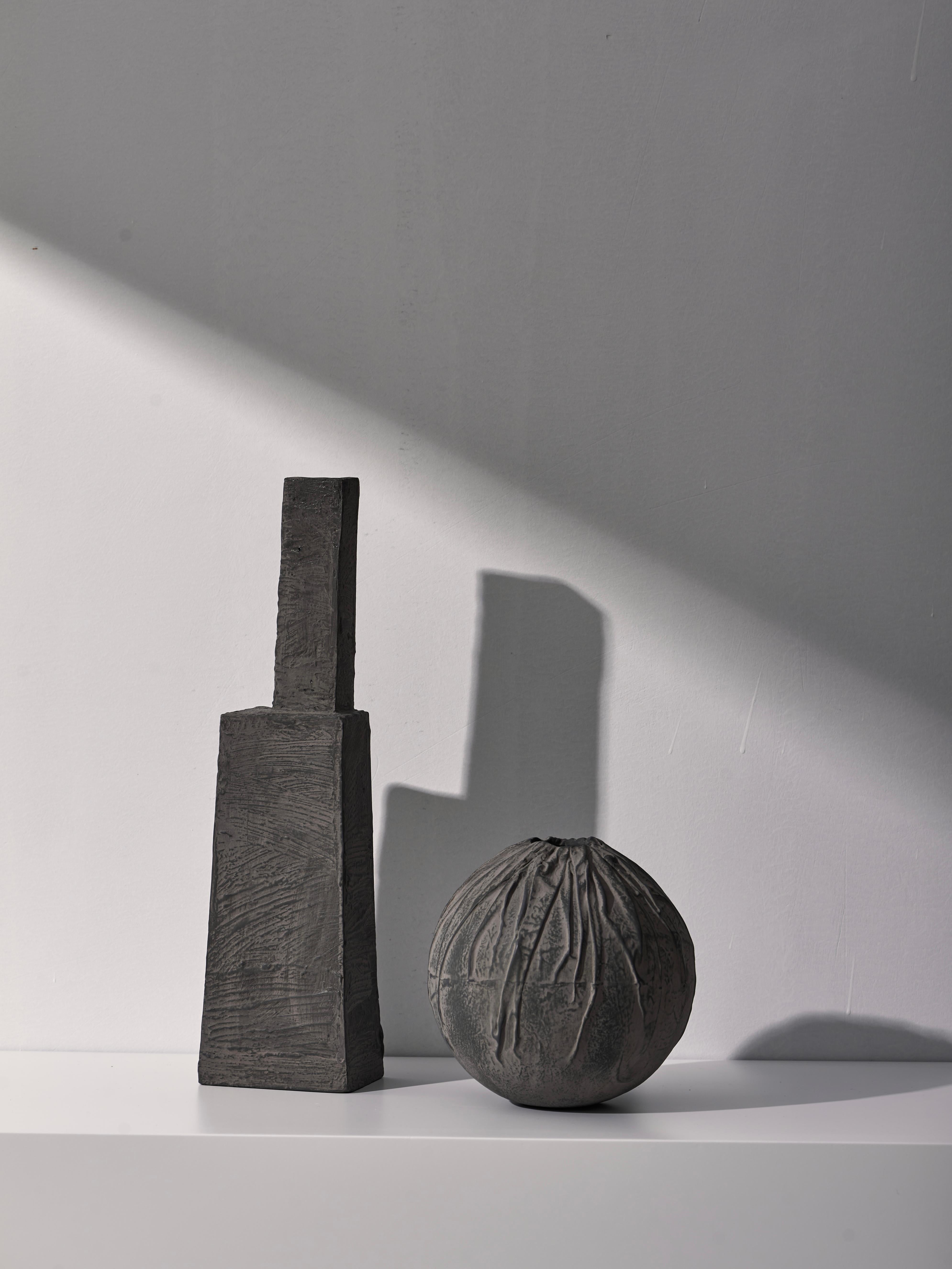 XXIe siècle et contemporain Vase en céramique noire artisanal avec motif de draperie texturé, finition mate en vente