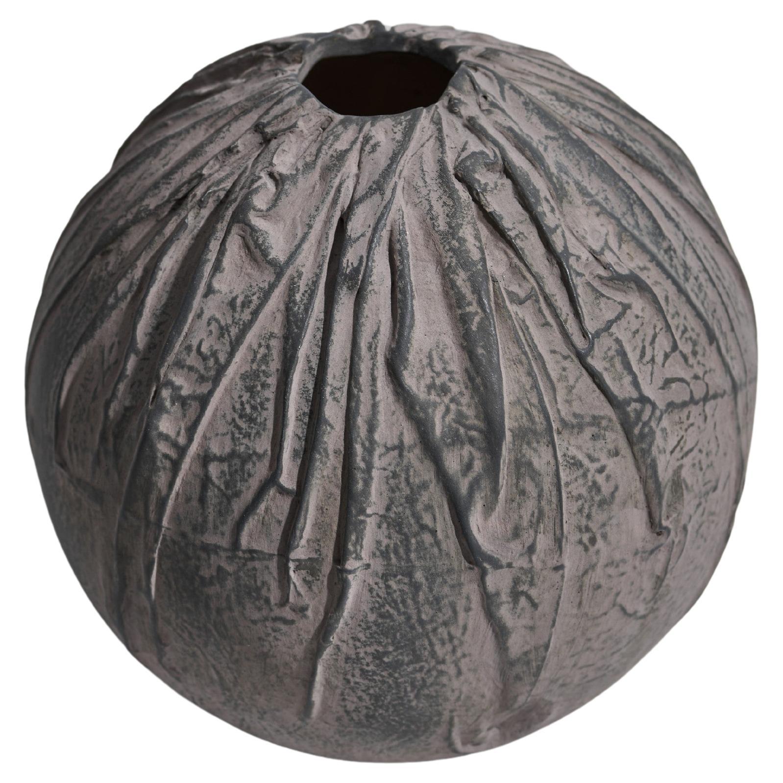 Vaso in ceramica nera lavorato a mano con design a drappeggio strutturato, finitura opaca