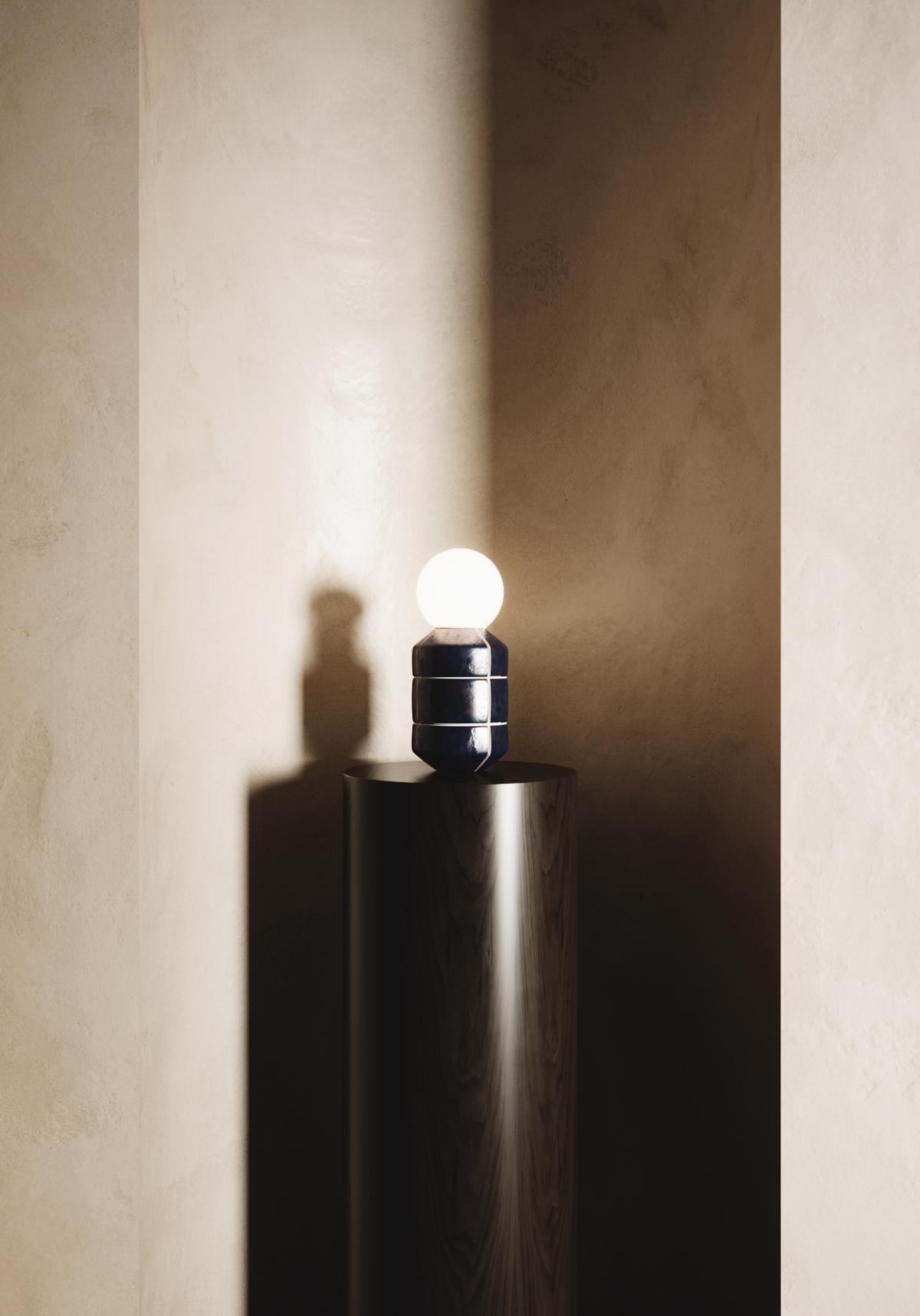 Lampe noire fabriquée à la mainPoterie céramique de table Éclairage artisanal en vente 3
