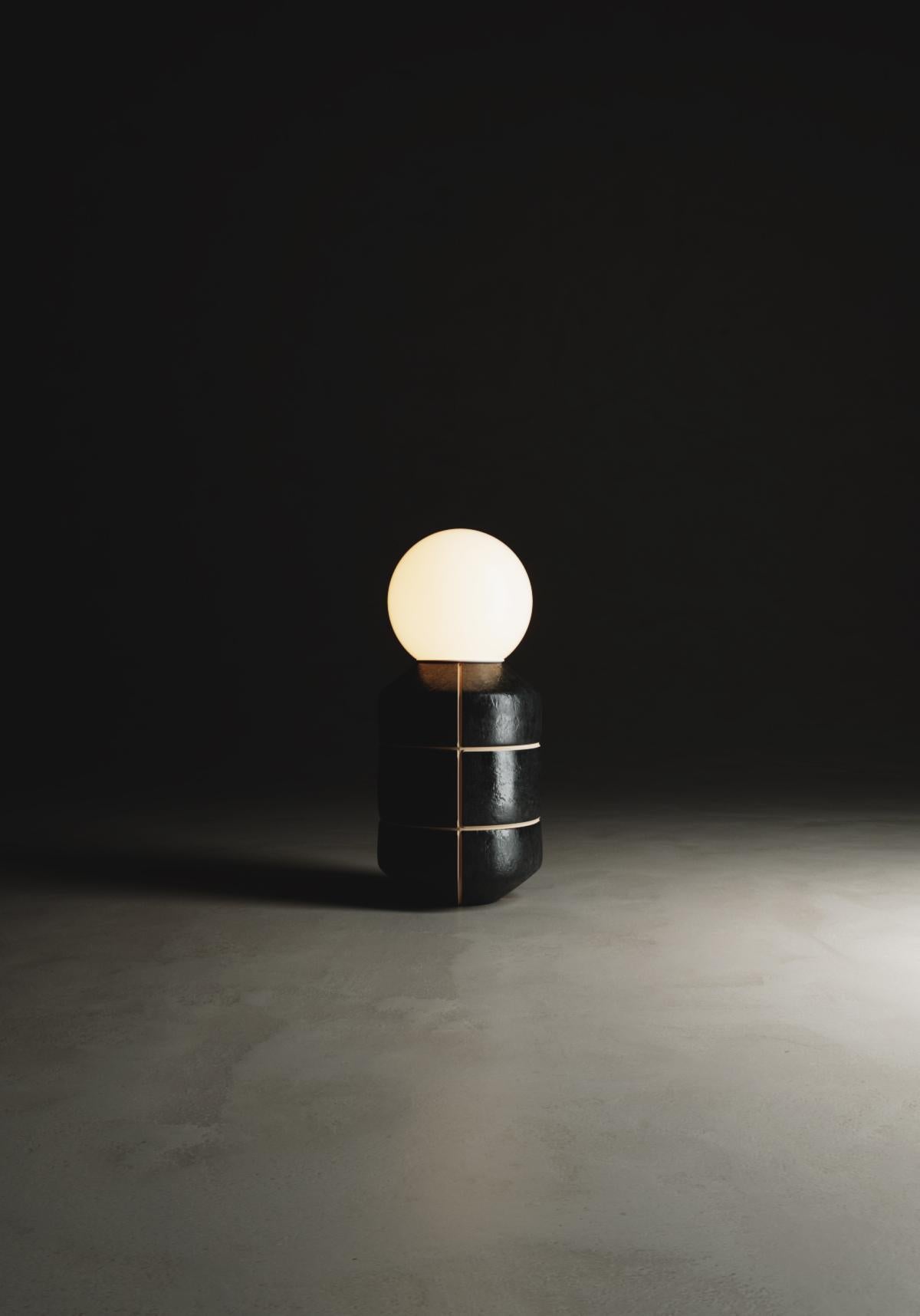 Minimaliste Lampe noire fabriquée à la mainPoterie céramique de table Éclairage artisanal en vente