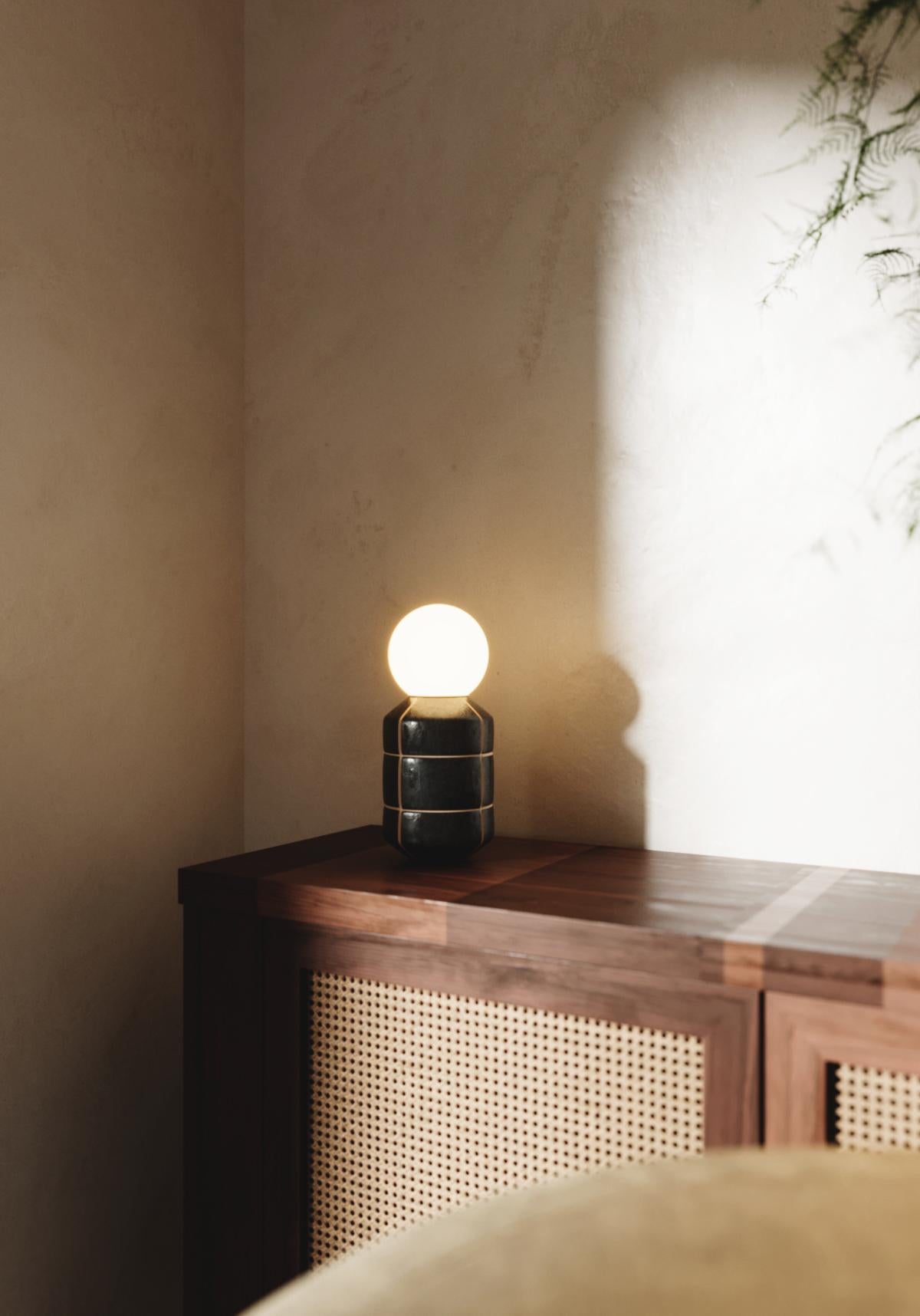 Lampe noire fabriquée à la mainPoterie céramique de table Éclairage artisanal Neuf - En vente à Vilnius, LT