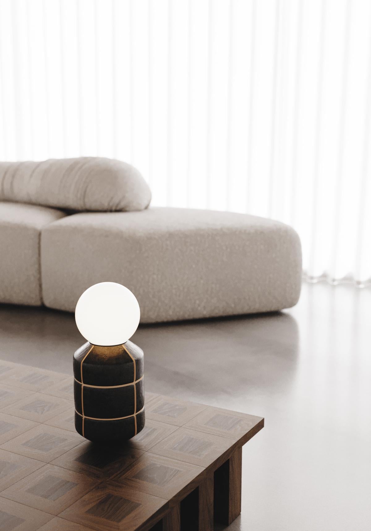 XXIe siècle et contemporain Lampe noire fabriquée à la mainPoterie céramique de table Éclairage artisanal en vente