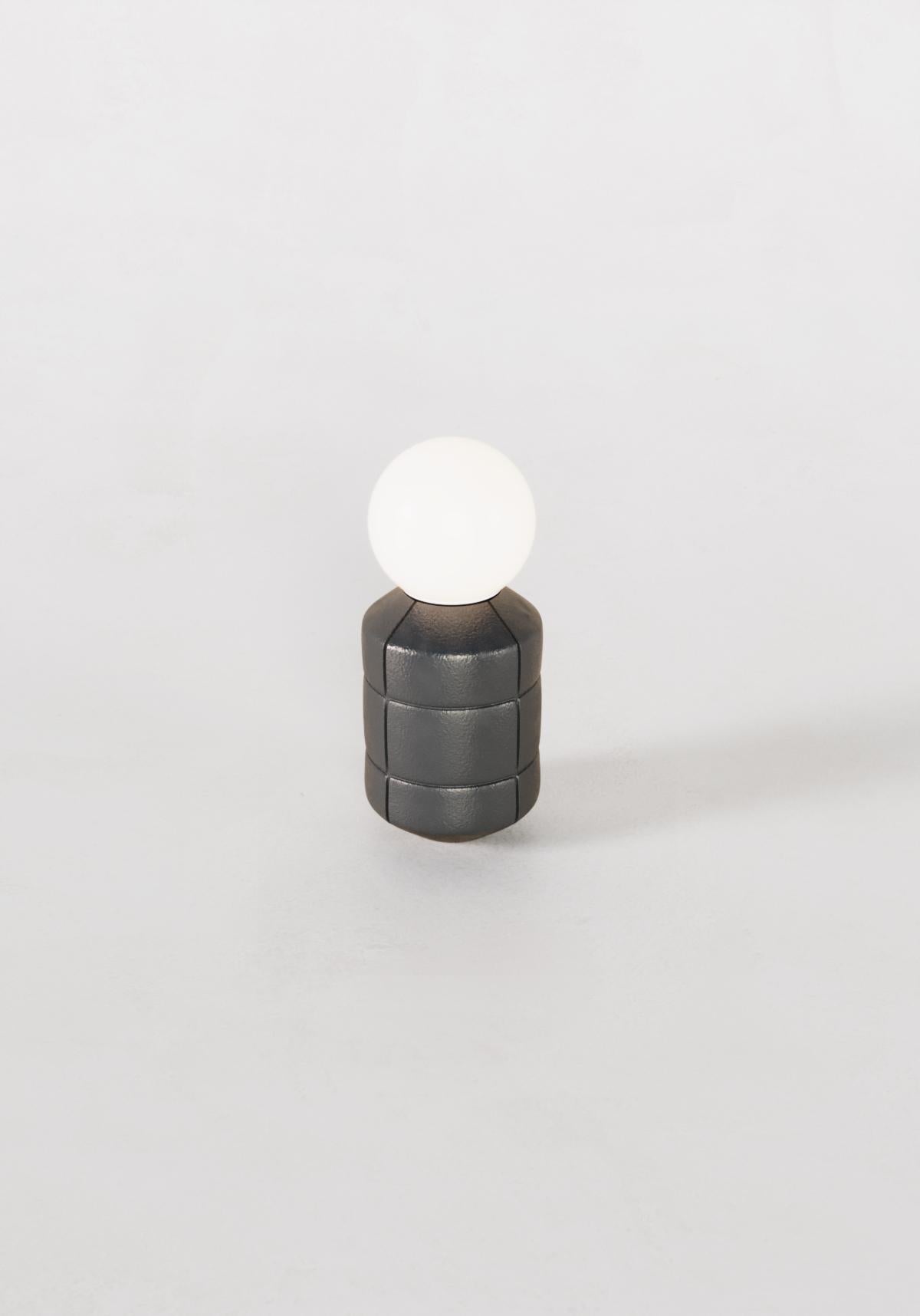 Céramique Lampe noire fabriquée à la mainPoterie céramique de table Éclairage artisanal en vente
