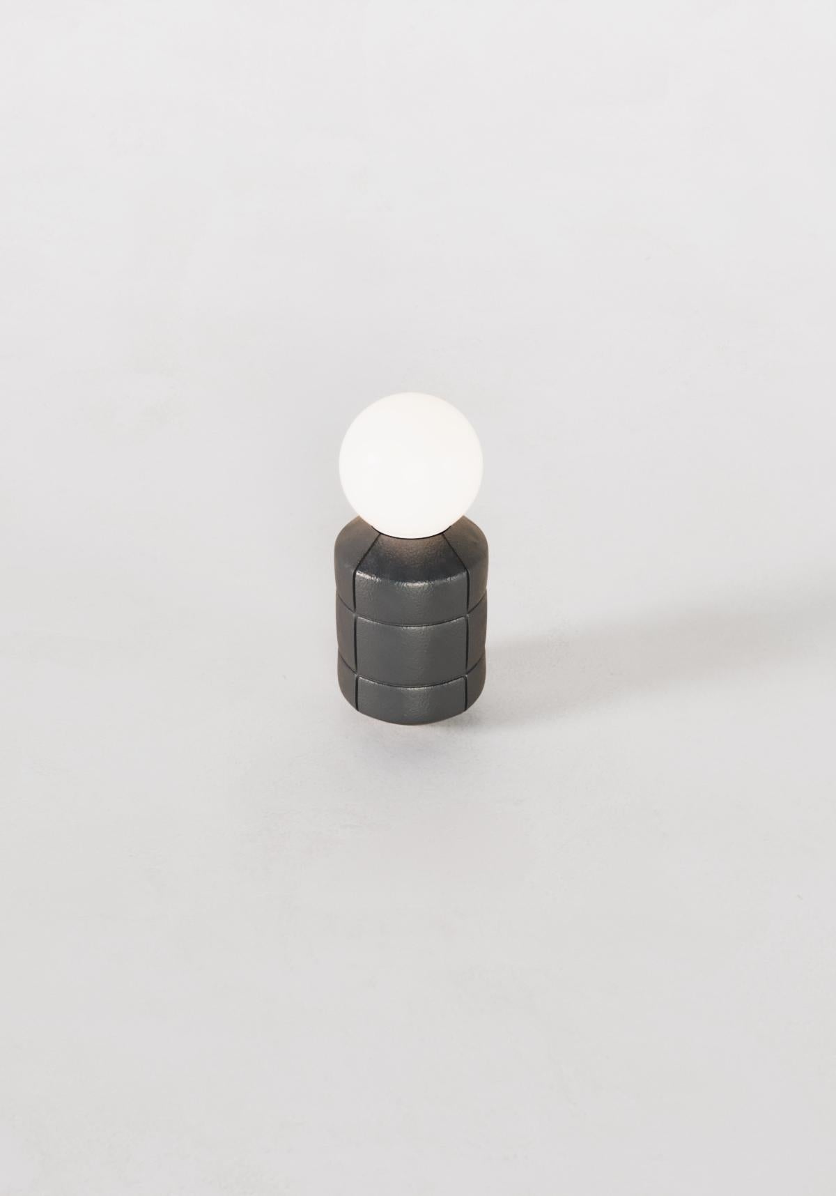 Lampe noire fabriquée à la mainPoterie céramique de table Éclairage artisanal en vente 1