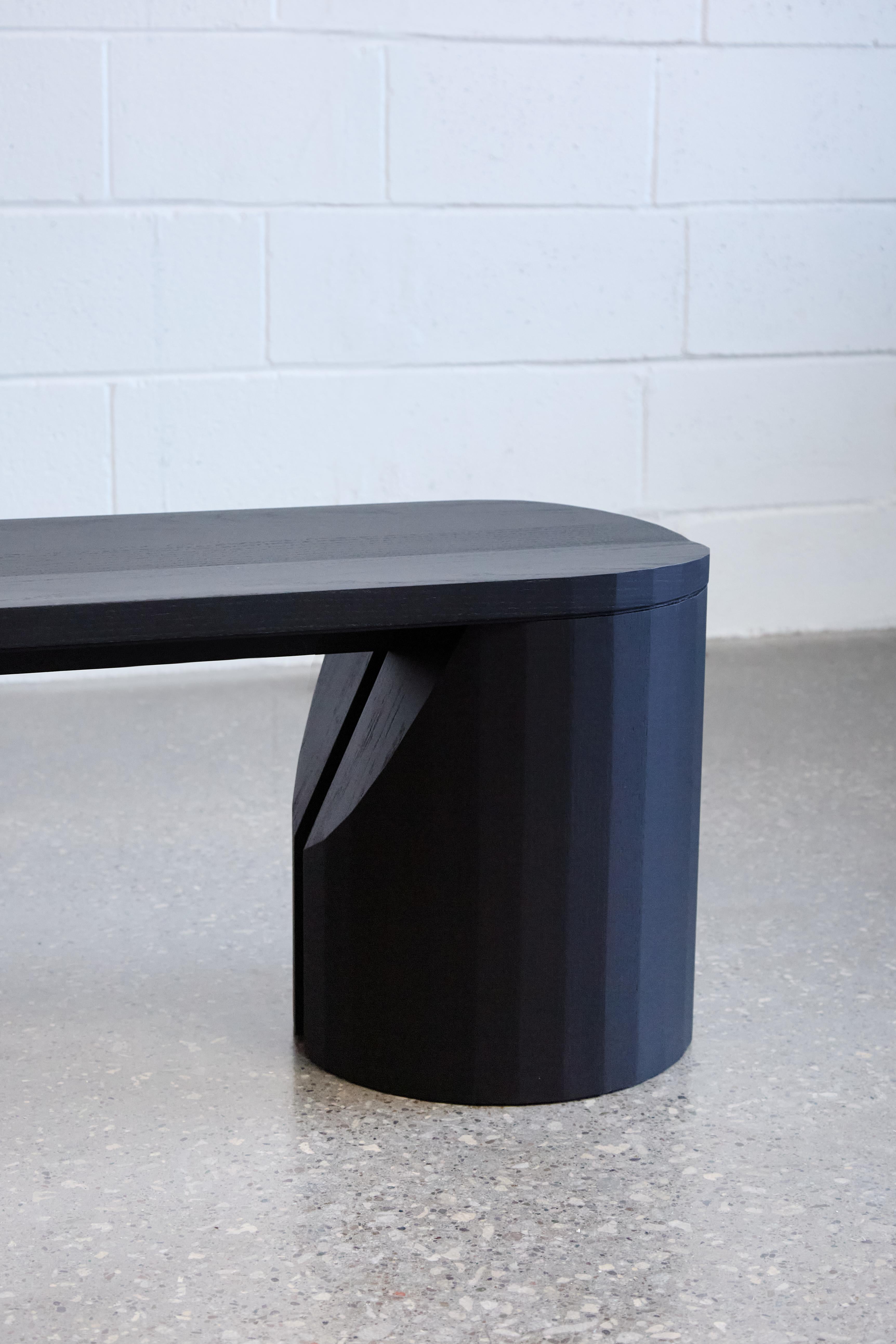 L'introduction d'un banc dans la Collection S/One a été la première évolution du design et s'est imposée tout naturellement au studio. Cette pièce reprend le langage de la table à manger et réinterprète ses proportions et ses contextes. En tirant