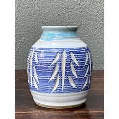 Jarrón de cerámica azul hecho a mano con motivos de hojas