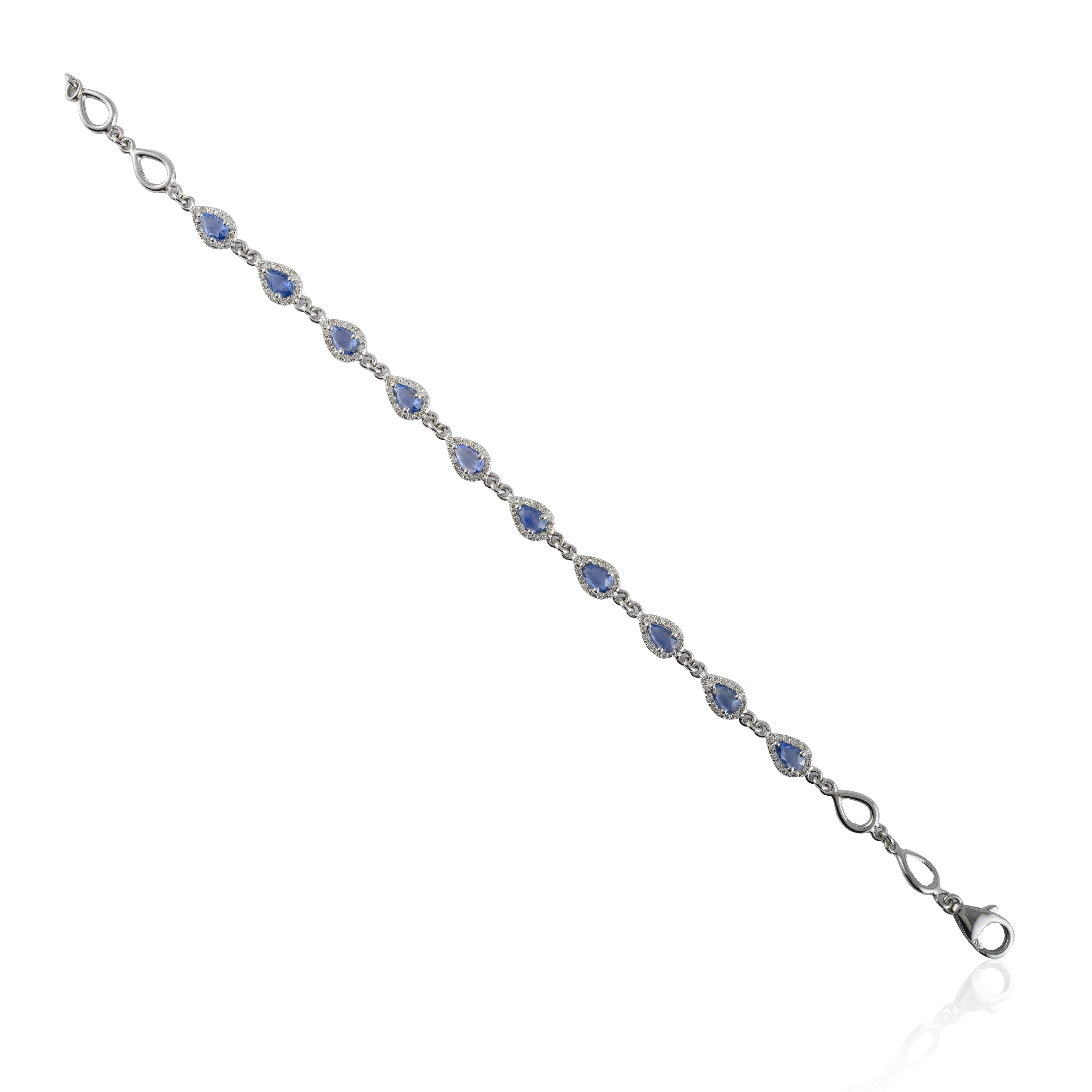 Dieses handgefertigte Saphir- und Diamantarmband aus 14-karätigem Gold präsentiert 10 endlos funkelnde natürliche blaue Saphire mit einem Gewicht von 2,06 Karat. Es misst 7 Zoll in der Länge. 
Saphir fördert die Konzentration und baut Stress