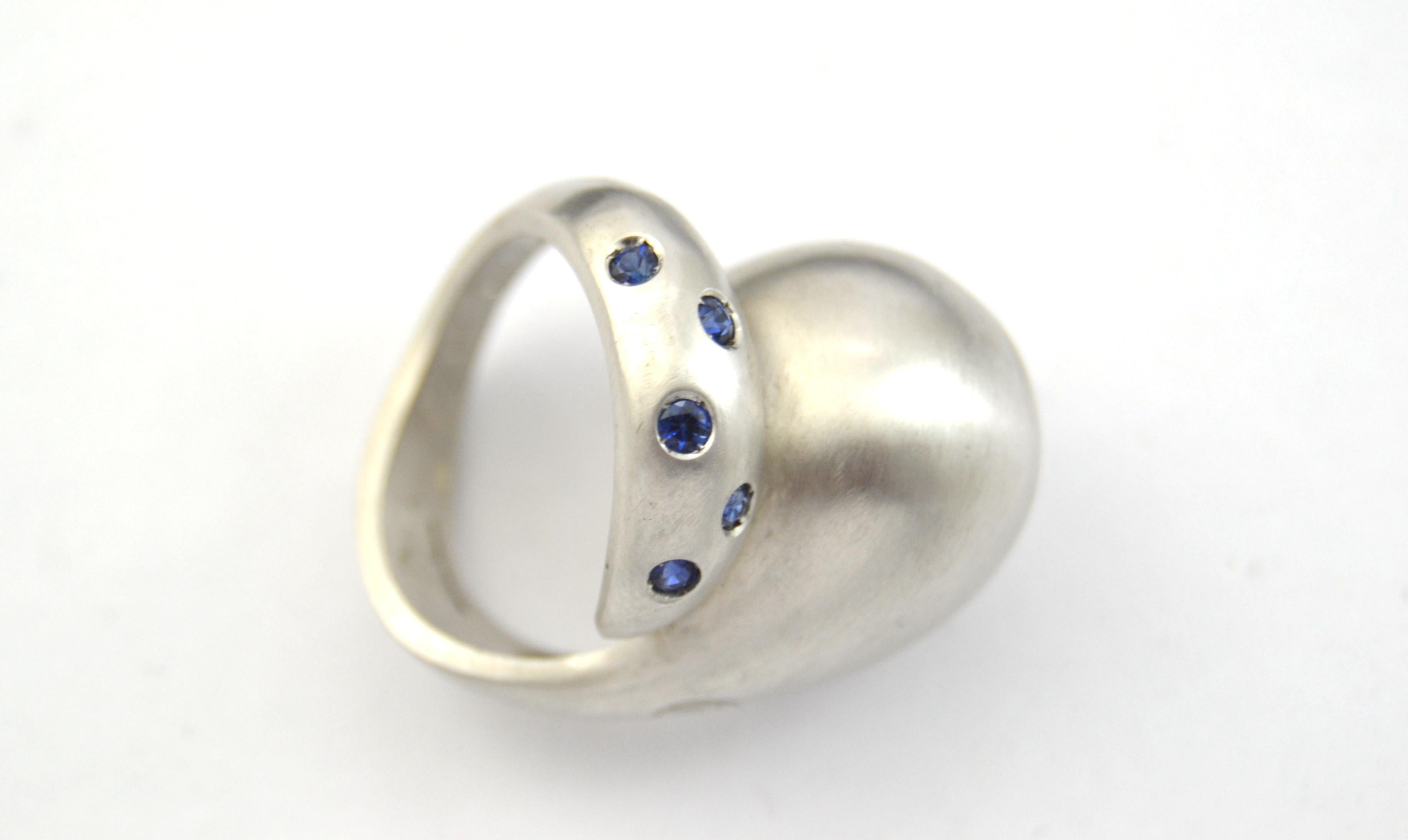The iconic Margherita Burgener Balloon ring here realized in 925 silver polished version,  set with five natural round blue sapphires.
Stylish and comfortable, a ring you wear every day and enjoy all time.
A great gift idea of a best quality made in