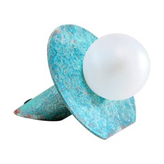 Lámpara de escritorio/mesa/cama artesanal de latón verdigris azul Eclipse, Carla Baz