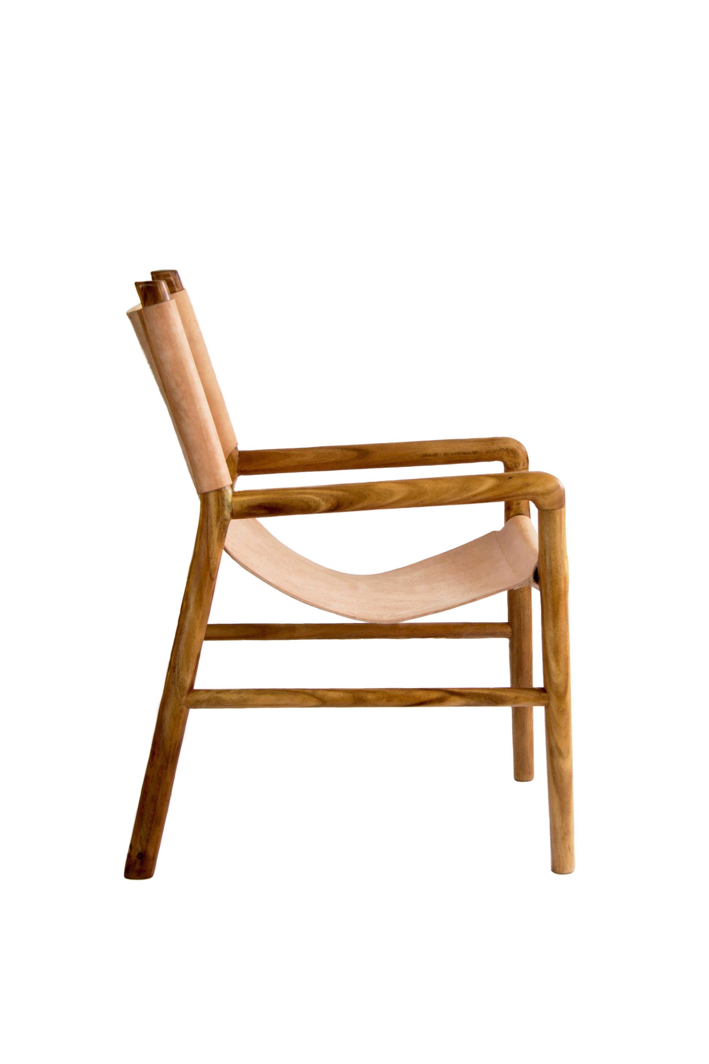 Handgefertigter BN01 Beistellstuhl, tropisches Tzalam-Holz und natürliches Leder (Handgeschnitzt) im Angebot
