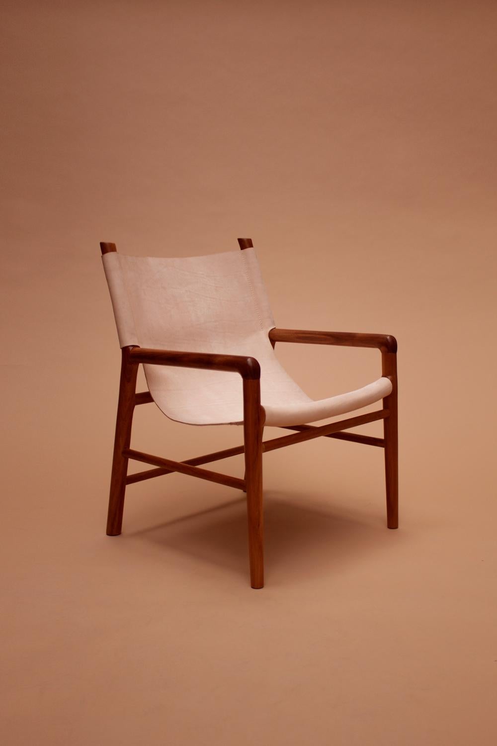 
Unser exquisiter, handgefertigter Stuhl aus tropischem Tzalam-Holz und Naturleder ist ein wahres Meisterwerk von León León Design in Mexiko-Stadt.

Jeder Stuhl verfügt über eine sorgfältig von Hand geschnitzte Tzalam-Holzstruktur, die die