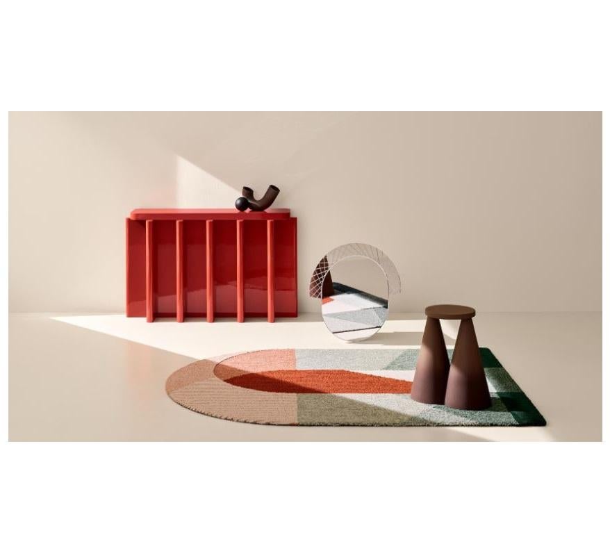 Handgefertigter Bordeauxroter Beistelltisch aus Massivholz Spina T2.2 von Cara Davide im Angebot 1