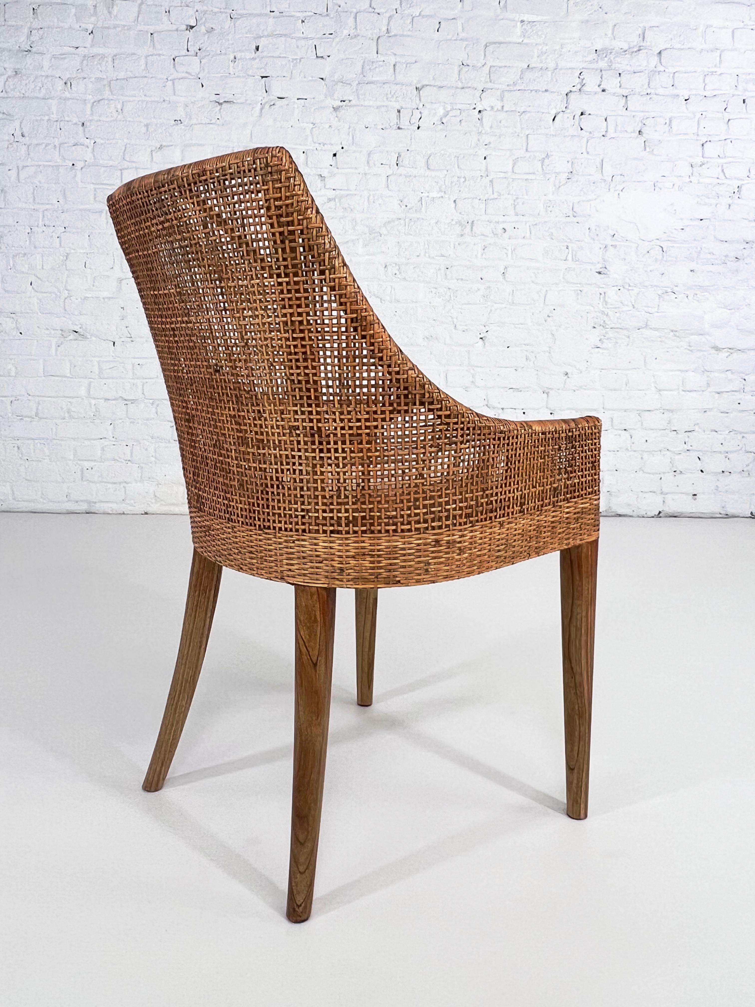 Französischer Design-Sessel aus geflochtenem Rattan und Teakholz mit Holzfuß, handgefertigt (Moderne der Mitte des Jahrhunderts) im Angebot