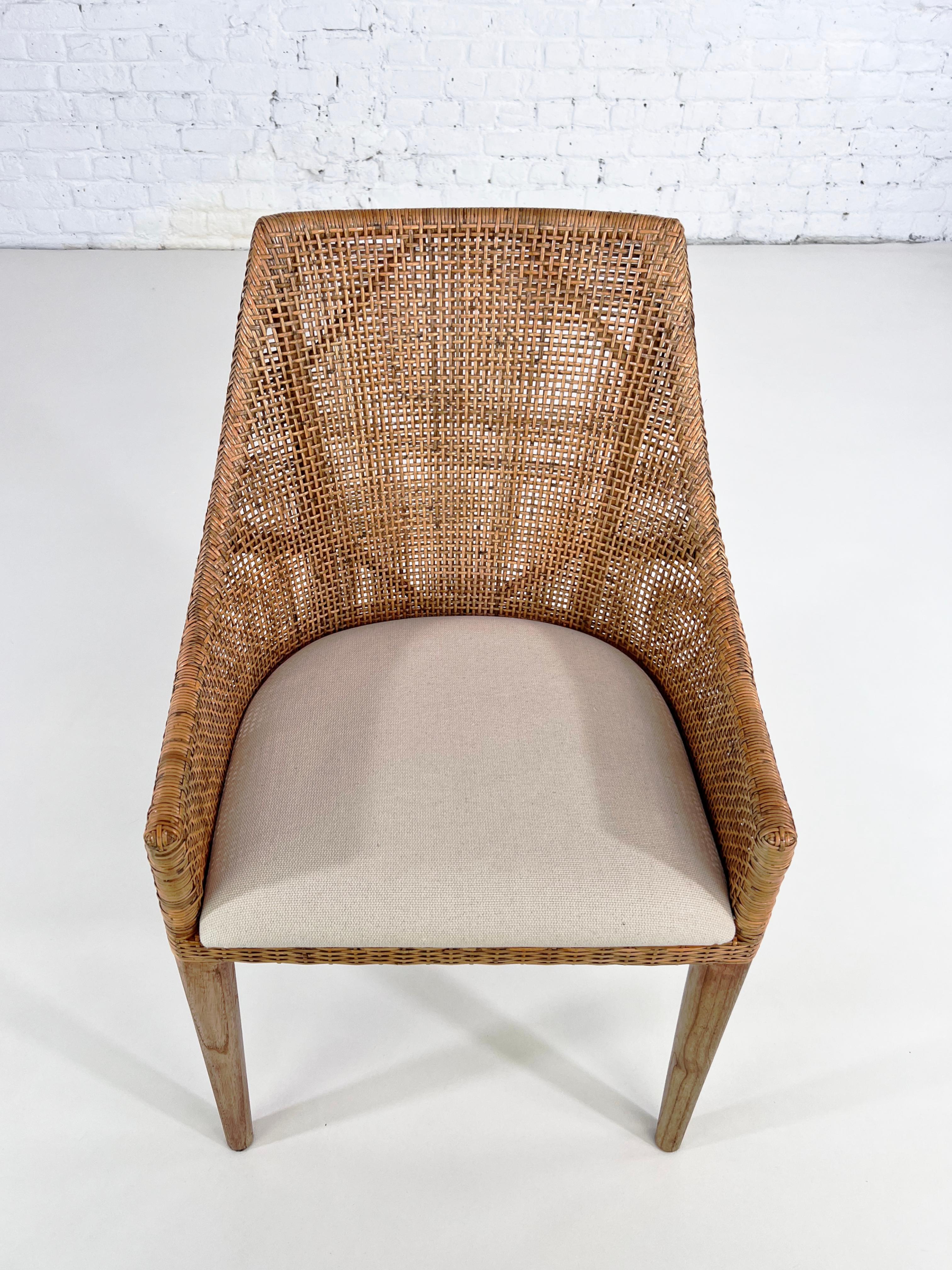 Französischer Design-Sessel aus geflochtenem Rattan und Teakholz mit Holzfuß, handgefertigt (21. Jahrhundert und zeitgenössisch) im Angebot