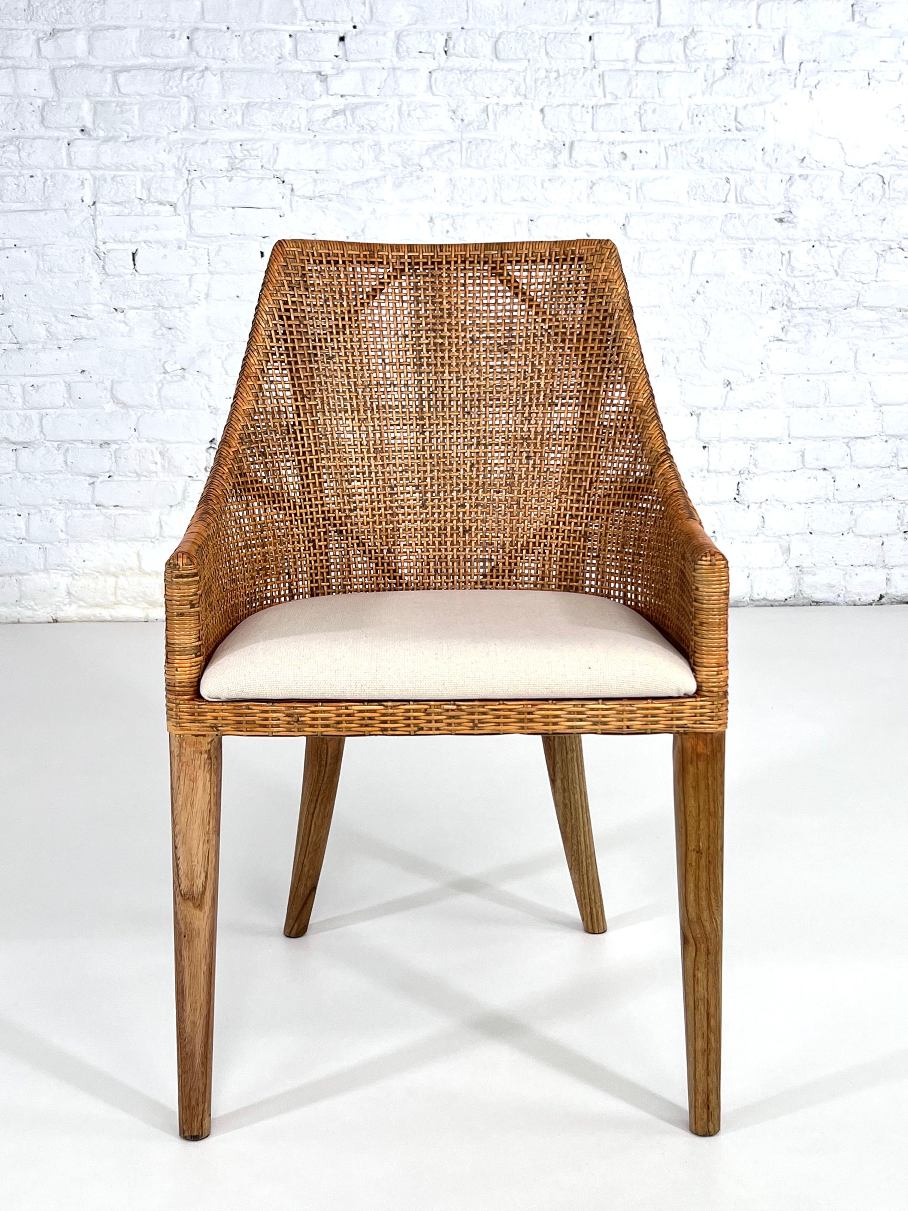 Französischer Design-Sessel aus geflochtenem Rattan und Teakholz mit Holzfuß, handgefertigt im Angebot 1