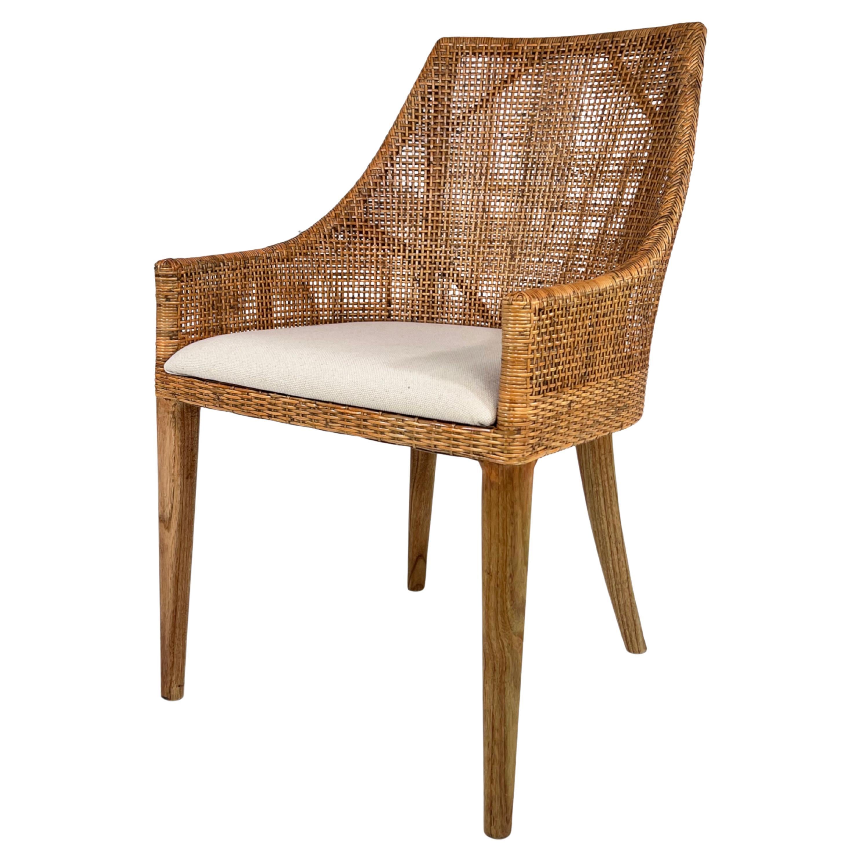 Französischer Design-Sessel aus geflochtenem Rattan und Teakholz mit Holzfuß, handgefertigt