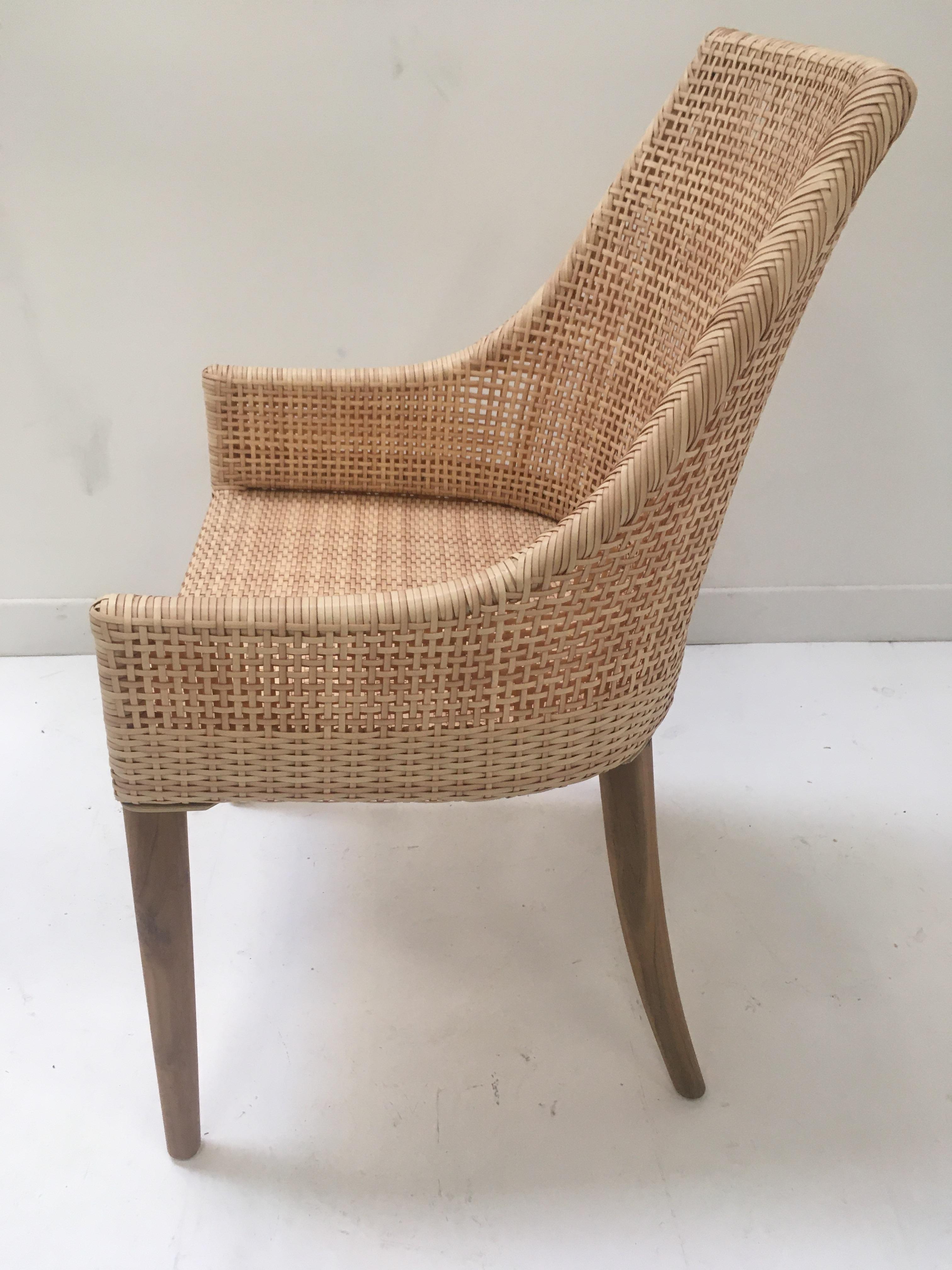 Elegant outdoor chair with solid teak wood feet and braided resin rattan effect seat, combining quality, robustness and class. Perfect on your terrace, in your veranda, your winter garden, around the outdoor dining table! In excellent condition (new