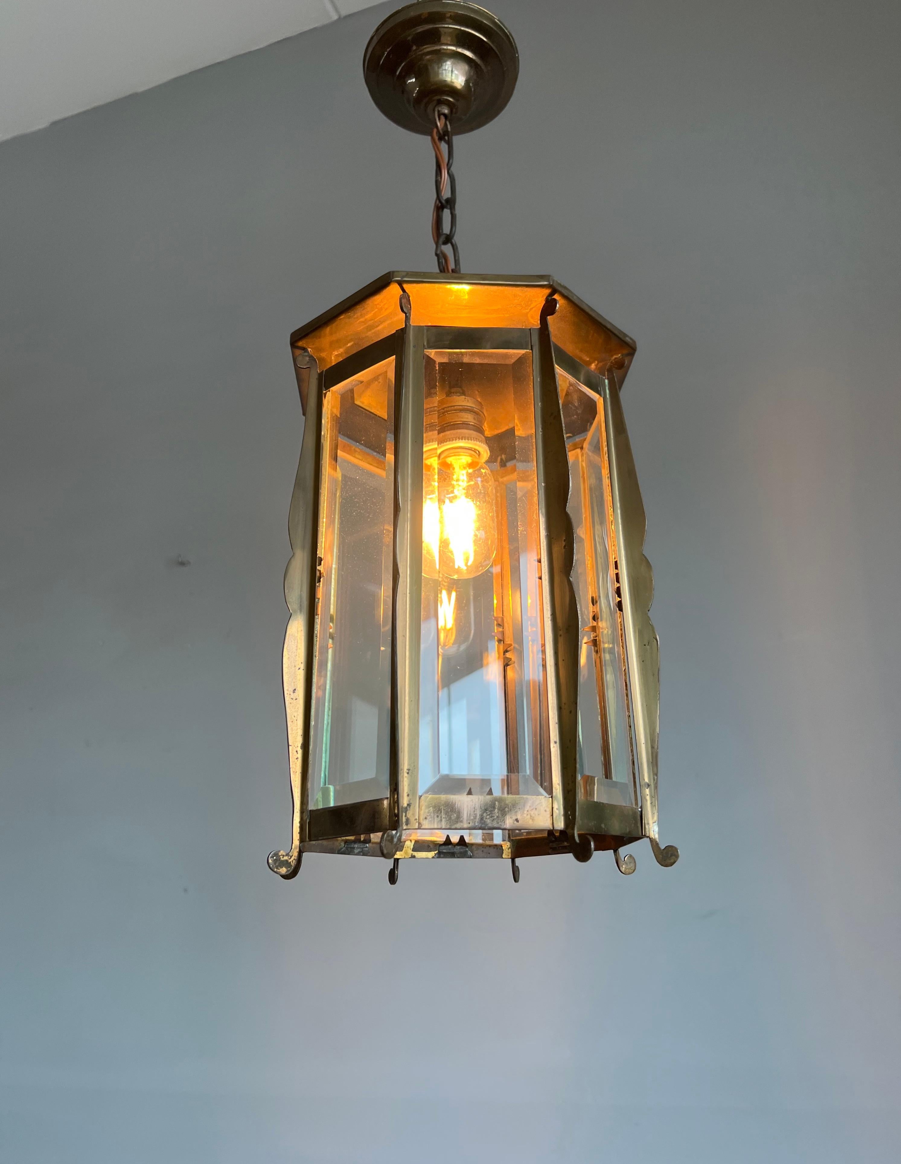 Eye-catching Arts & Crafts Beveled Glass Octagonal Design Pendant Light Lantern In Good Condition For Sale In Lisse, NL