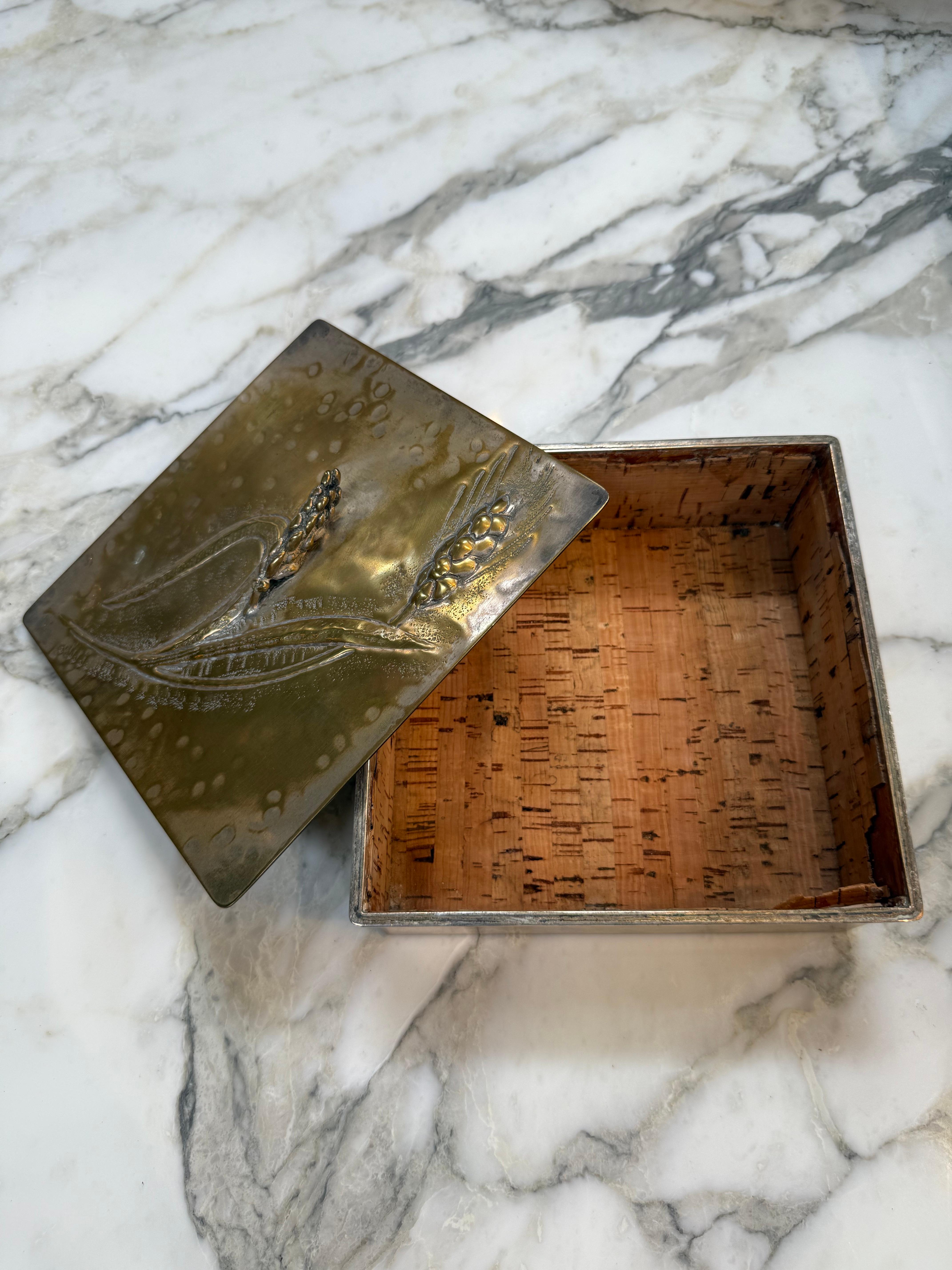 Caja de latón artesanal con diseño en relieve de trigo Italiano en venta
