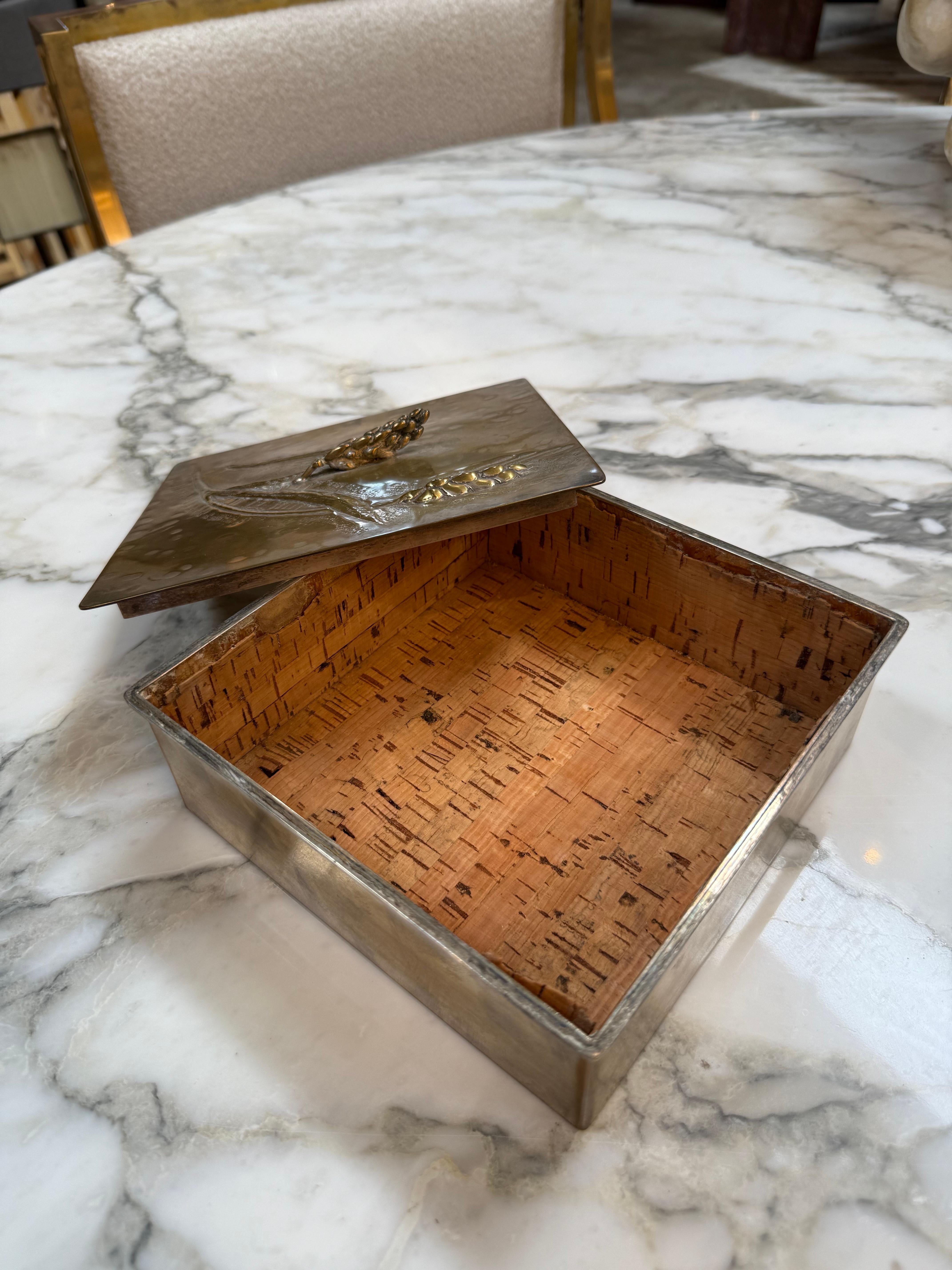 Caja de latón artesanal con diseño en relieve de trigo en Bueno estado para la venta en Los Angeles, CA