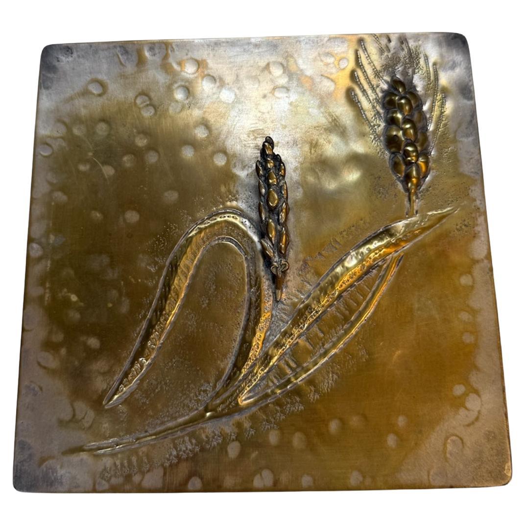 Caja de latón artesanal con diseño en relieve de trigo