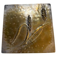 Caja de latón artesanal con diseño en relieve de trigo