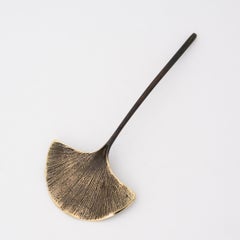 Fermacarte decorativo a forma di foglia di Gingko in ottone lavorato a mano con patina di bronzo