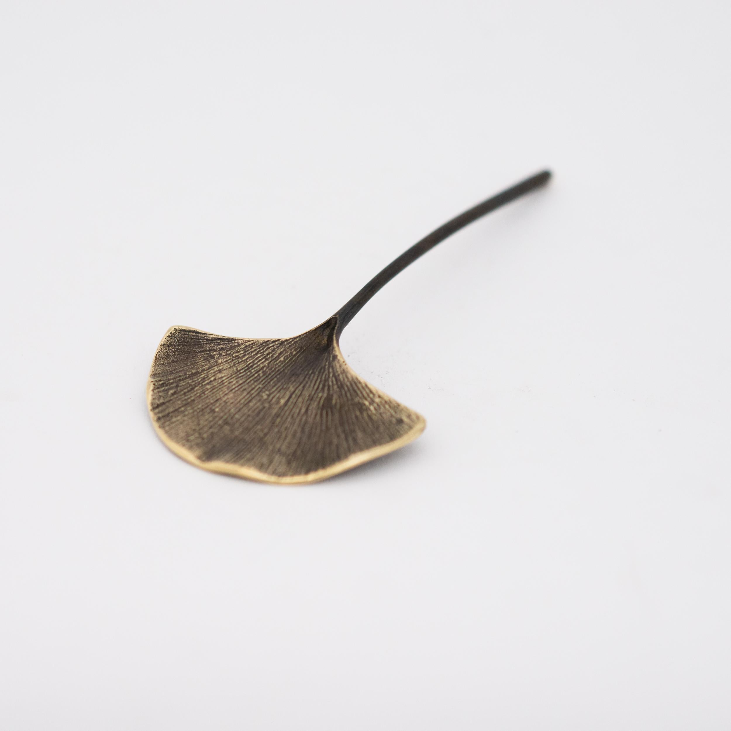 Handcrafted Messing Gingko Leaf Dekorative Briefbeschwerer mit Bronze Patina (Organische Moderne) im Angebot