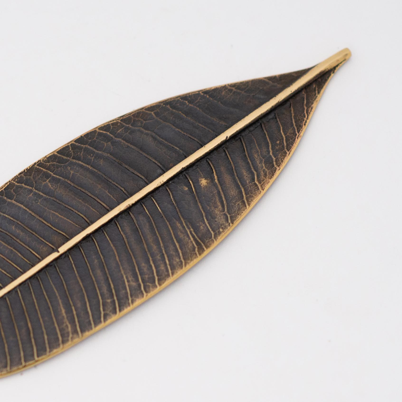 Handmade cast brass leaf with stunning details, a beautiful bronze patina finish and polished highlights. Ideal as an elegant paperweight or just a charming decorative object.

Each of those leaves are cast using very traditional techniques. Slight