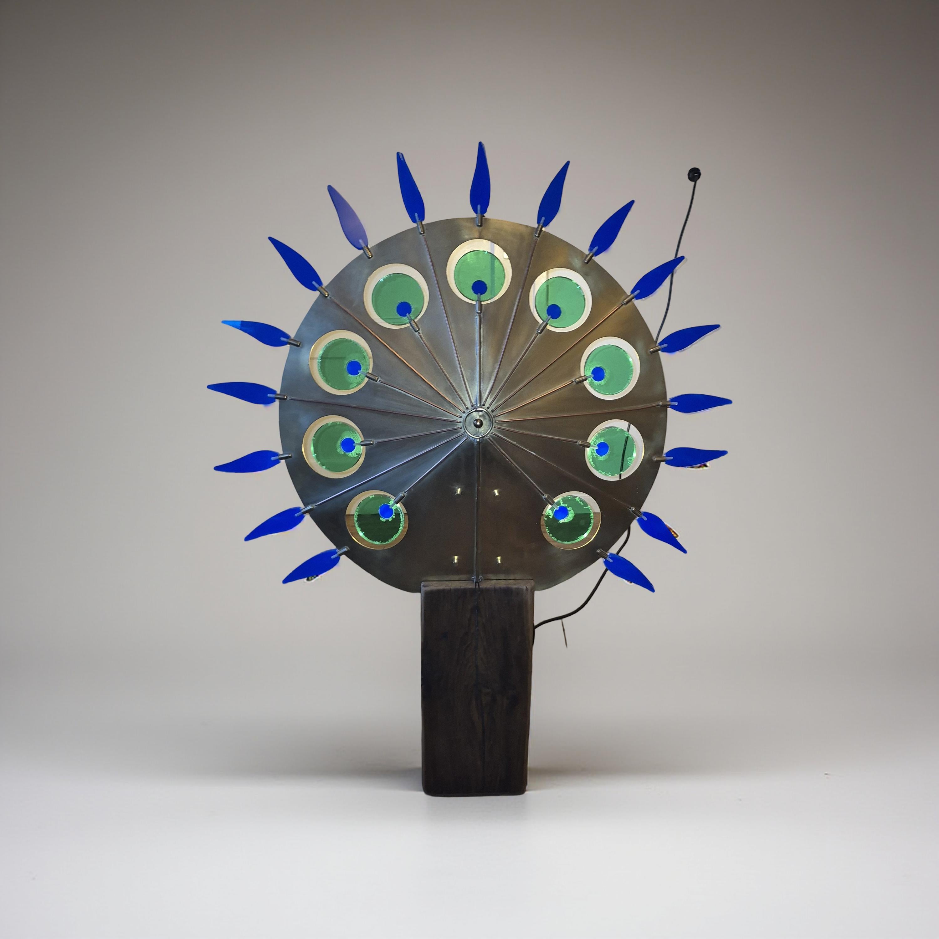Grande lampada da terra realizzata a mano. La lampada è realizzata in ottone con inserti in plexiglass ed elementi a forma di fiamma. È più un'opera d'arte che una lampada. Il paralume è molto ben realizzato con un occhio di riguardo per i