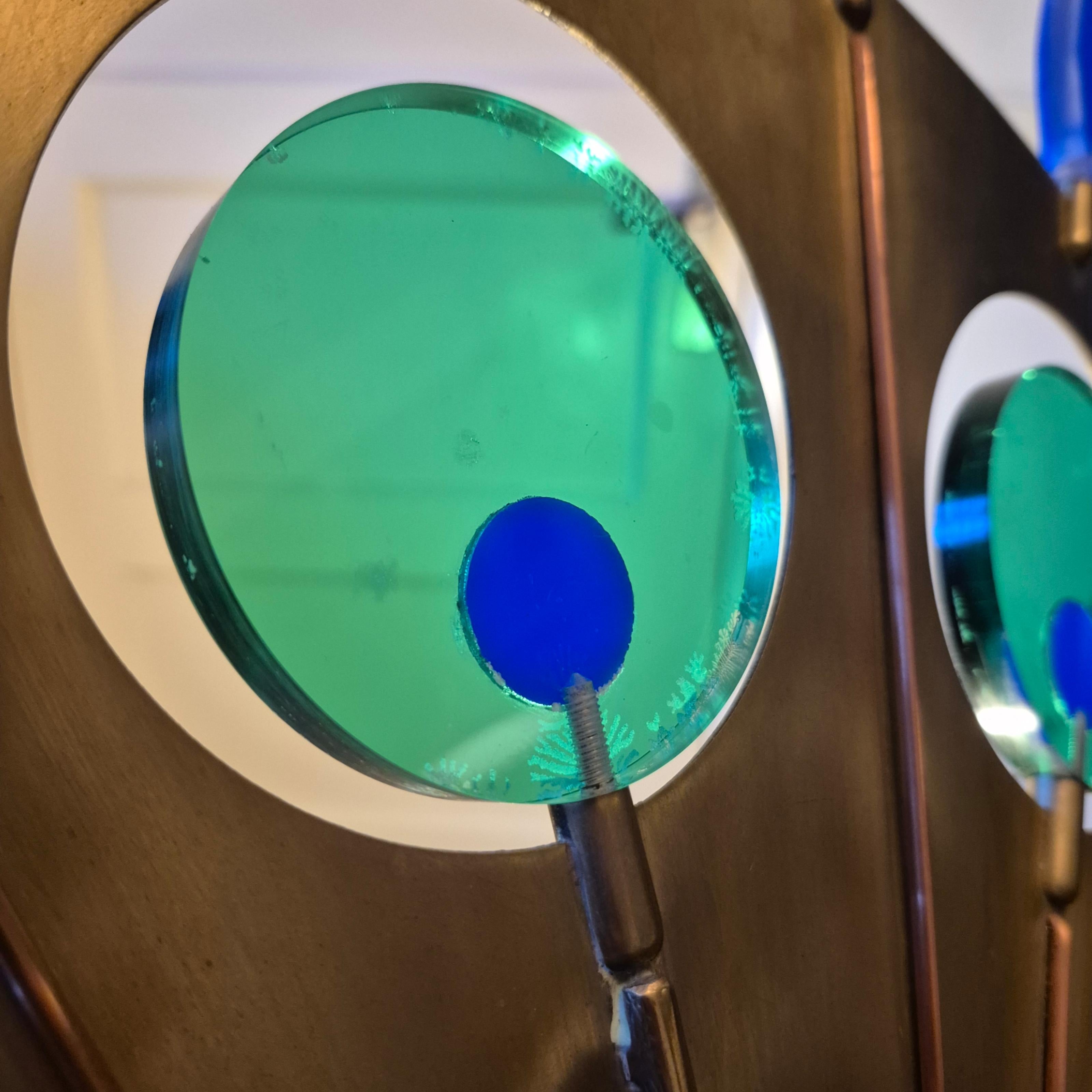 Lampada da terra in ottone, quercia e plexiglas realizzata a mano, Paesi Bassi, anni '70 in vendita 1
