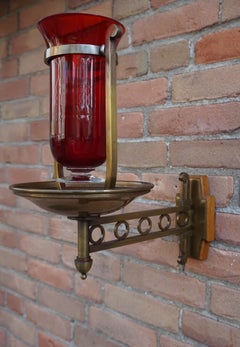 Lampe murale Art Déco Sanctuaire en laiton et verre canneberge:: 1920