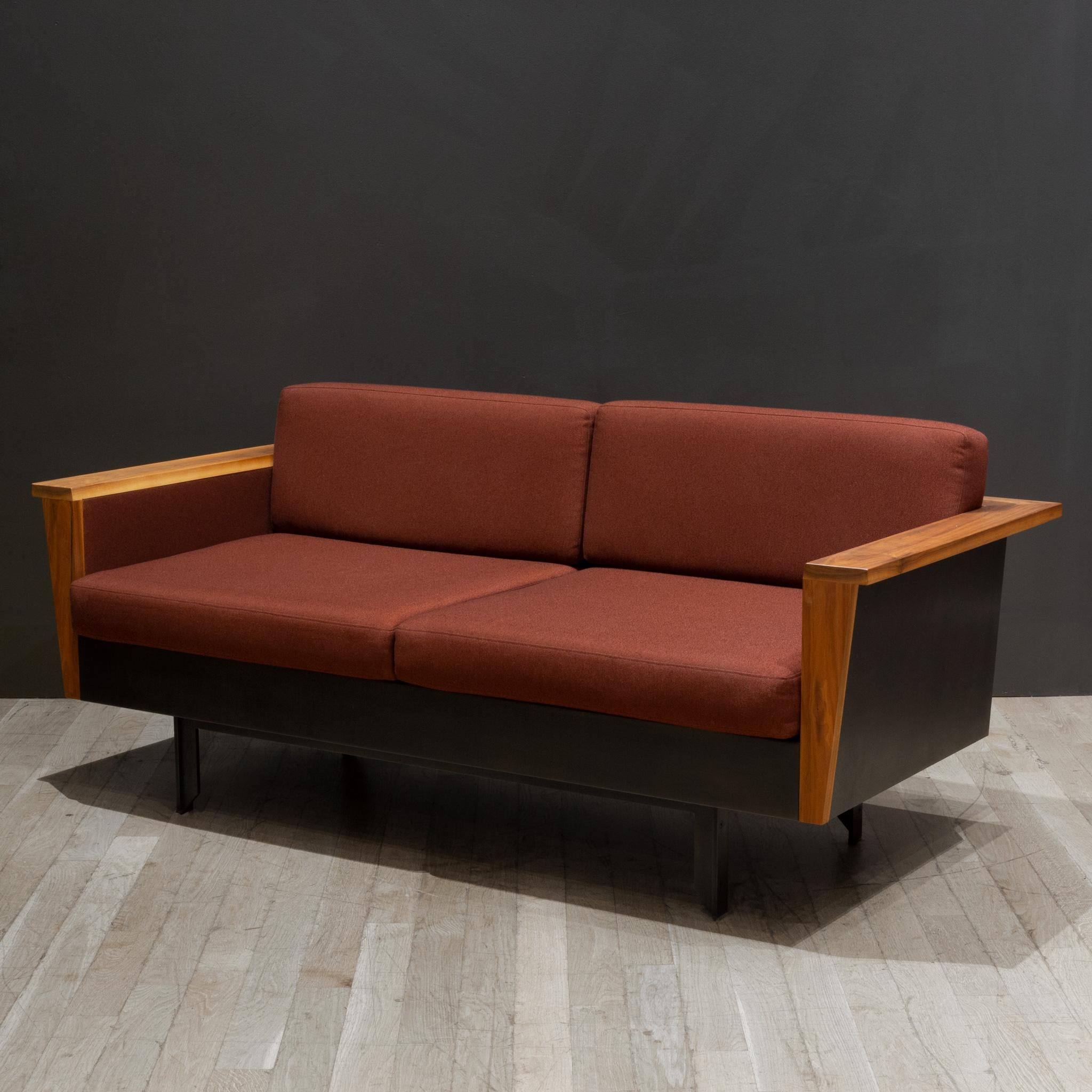 Handgefertigtes Louise-Sofa aus Bronze und Nussbaumholz von Token, New York (Moderne) im Angebot